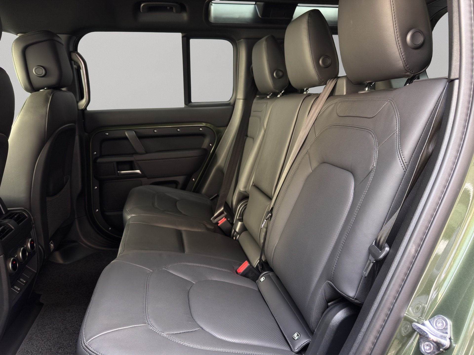 LAND ROVER Defender 110 3.0 D I6 250 X-Dynamic SE-image-10
