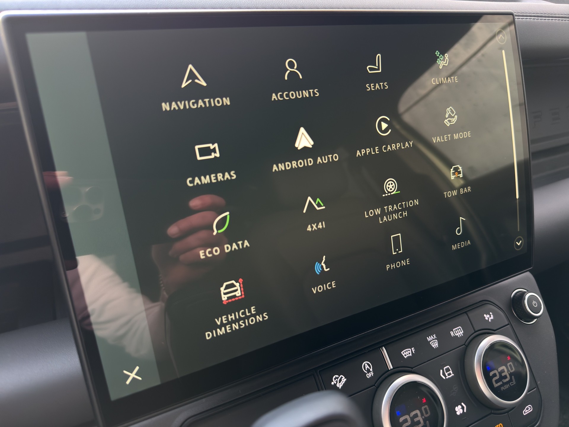 LAND ROVER Defender 110 3.0 D I6 250 X-Dynamic SE-image-13