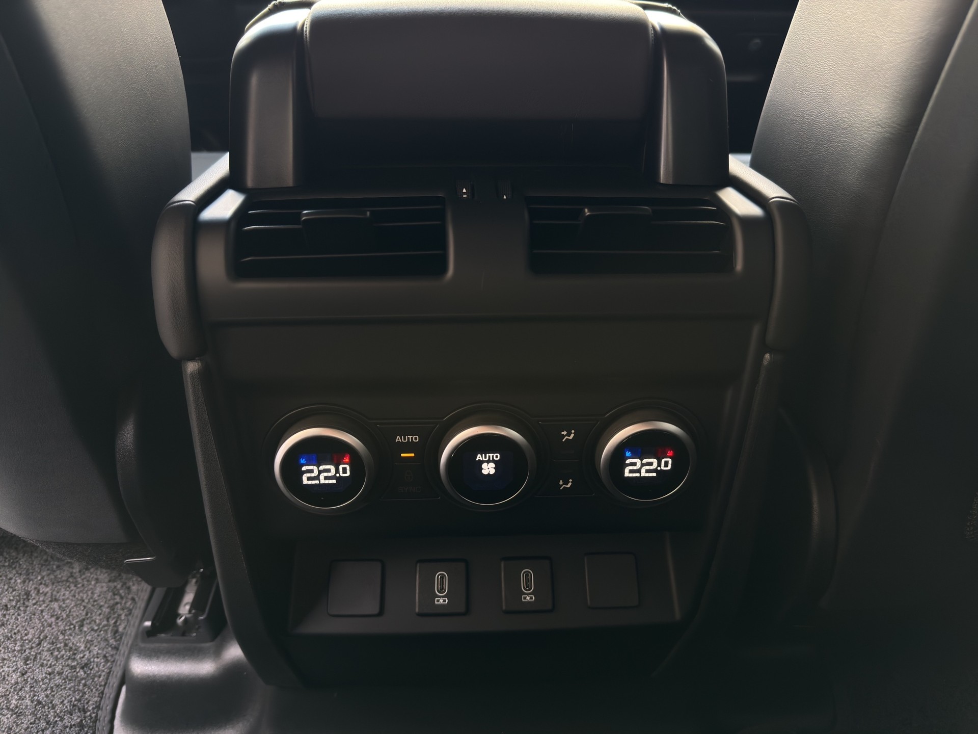 LAND ROVER Defender 110 3.0 D I6 250 X-Dynamic SE-image-15