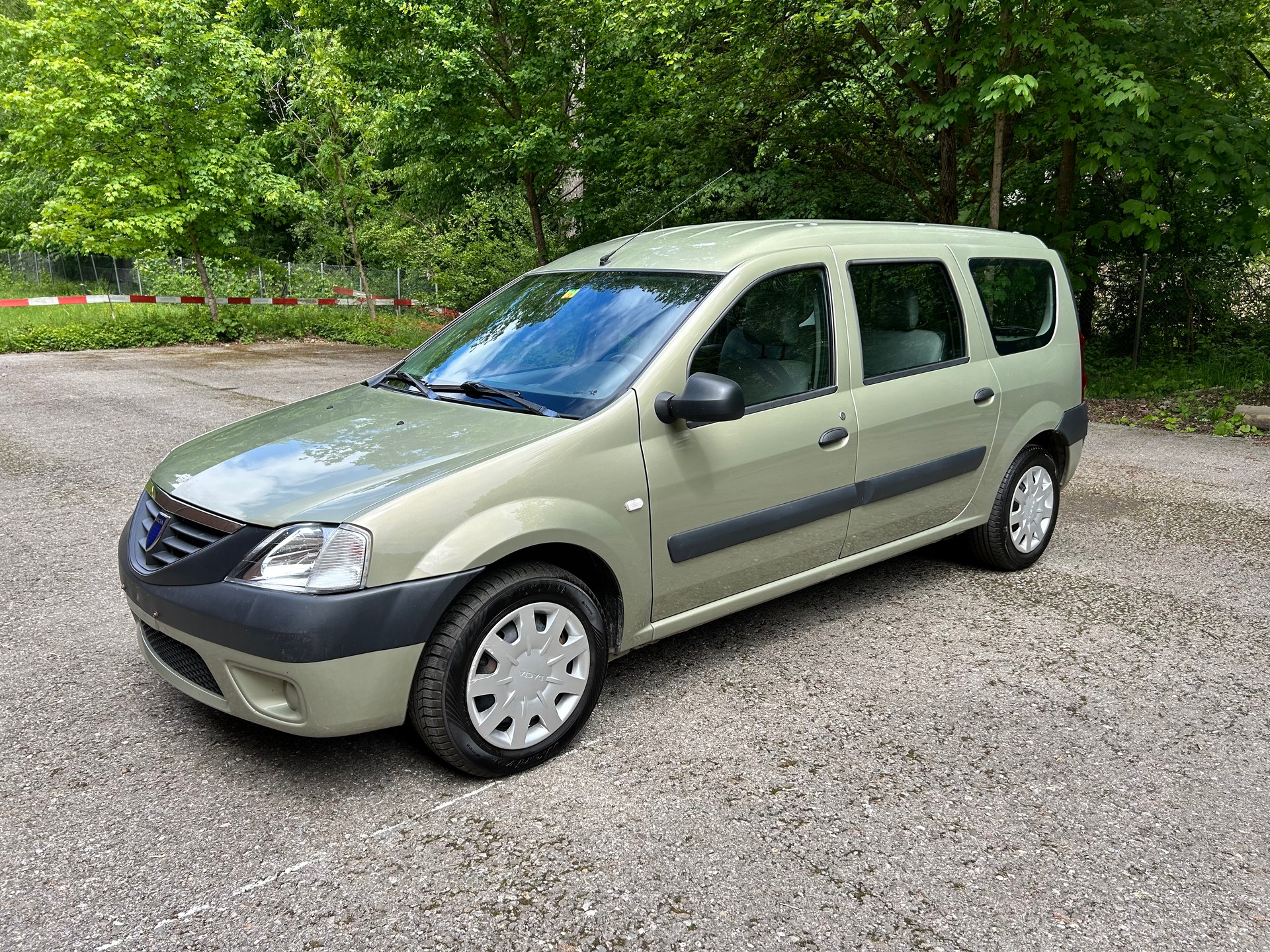 DACIA Logan 1.6 Ambiance-image-1