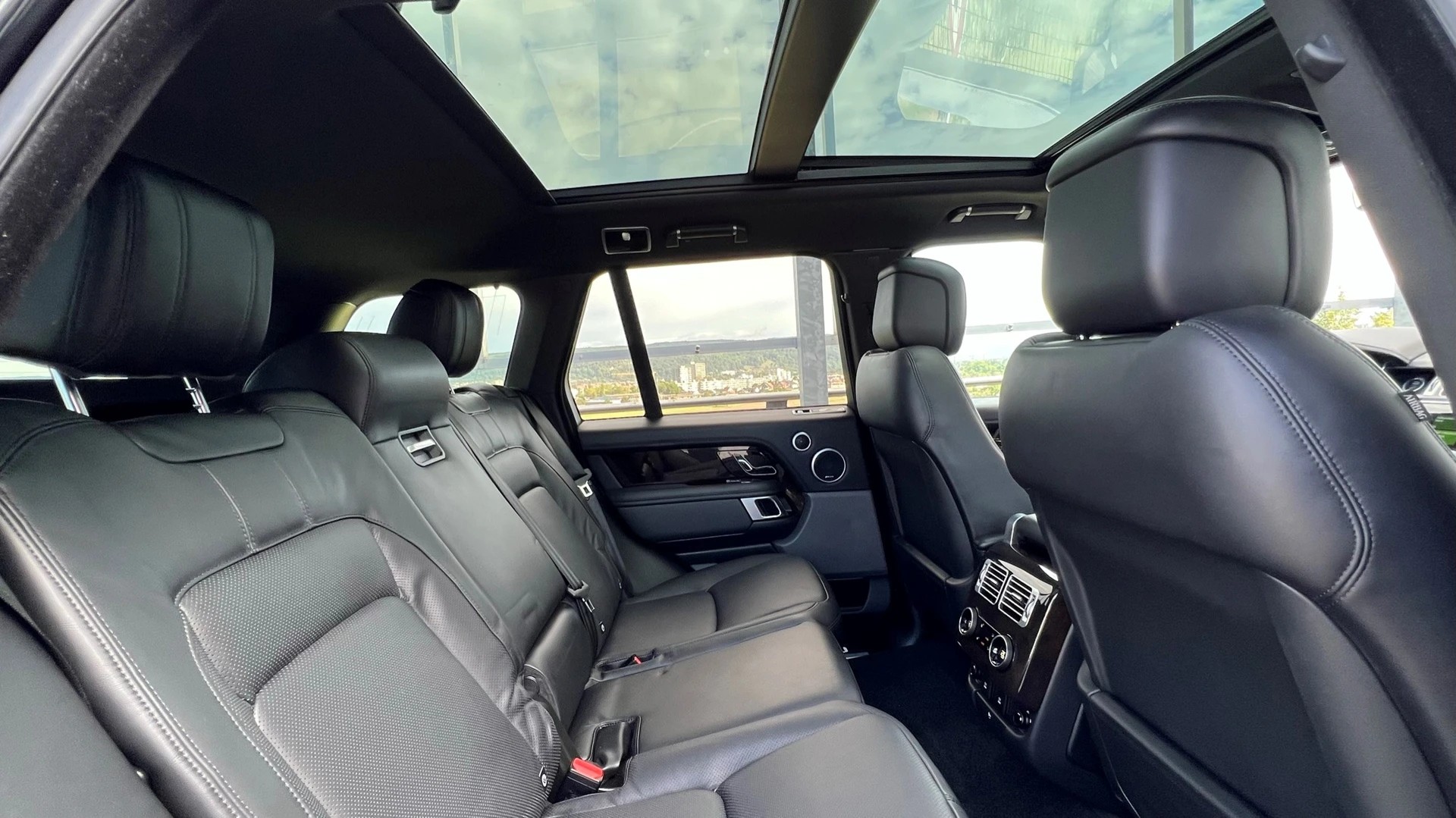 LAND ROVER RANGE ROVER 2.0 Si4 P400e PHEV VOGUE BLACK AUTOMATIC l 404 PS-image-26