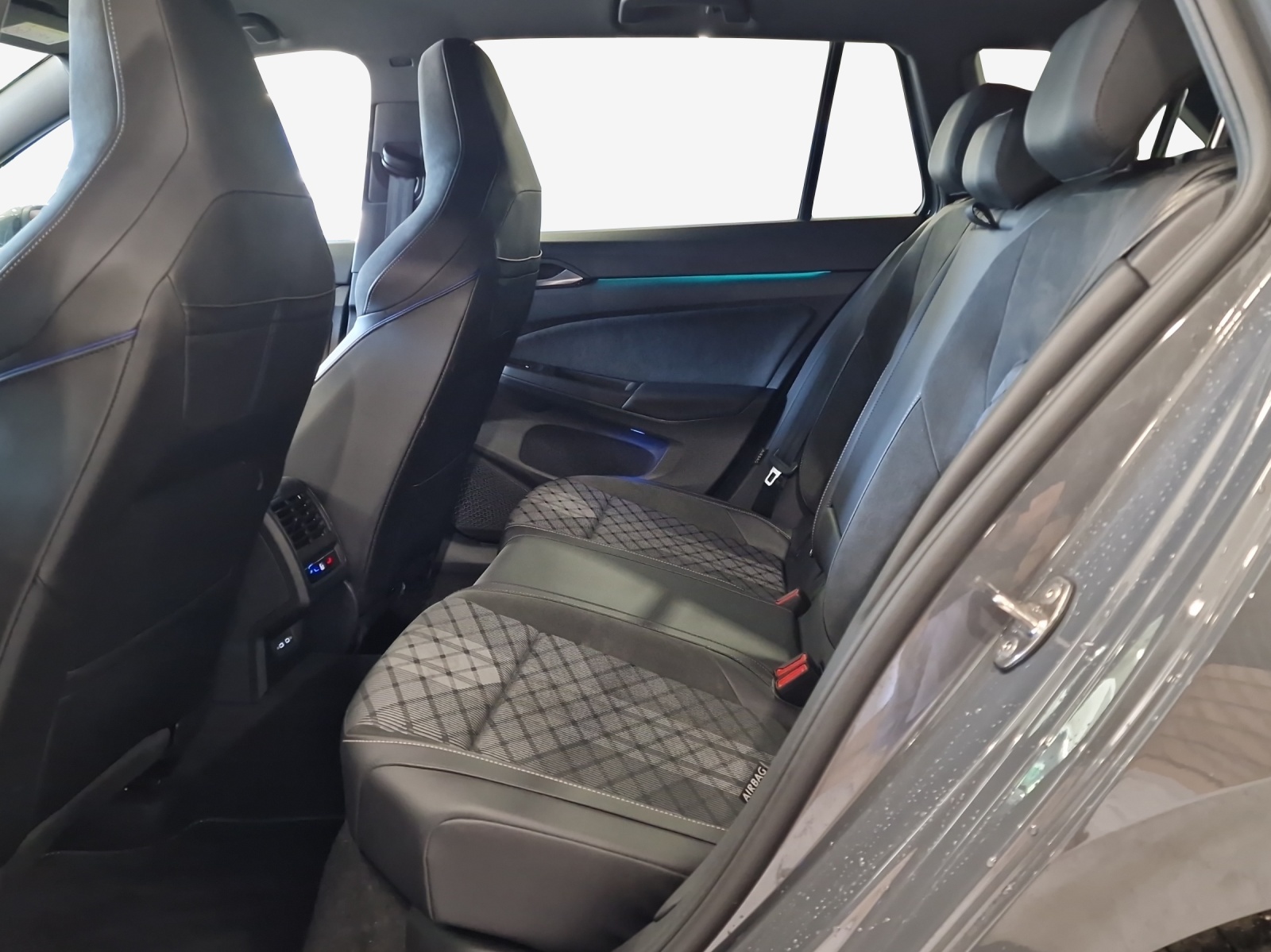 VW Golf Variant 2.0 TSI R-Line DSG 4 Motion-image-11