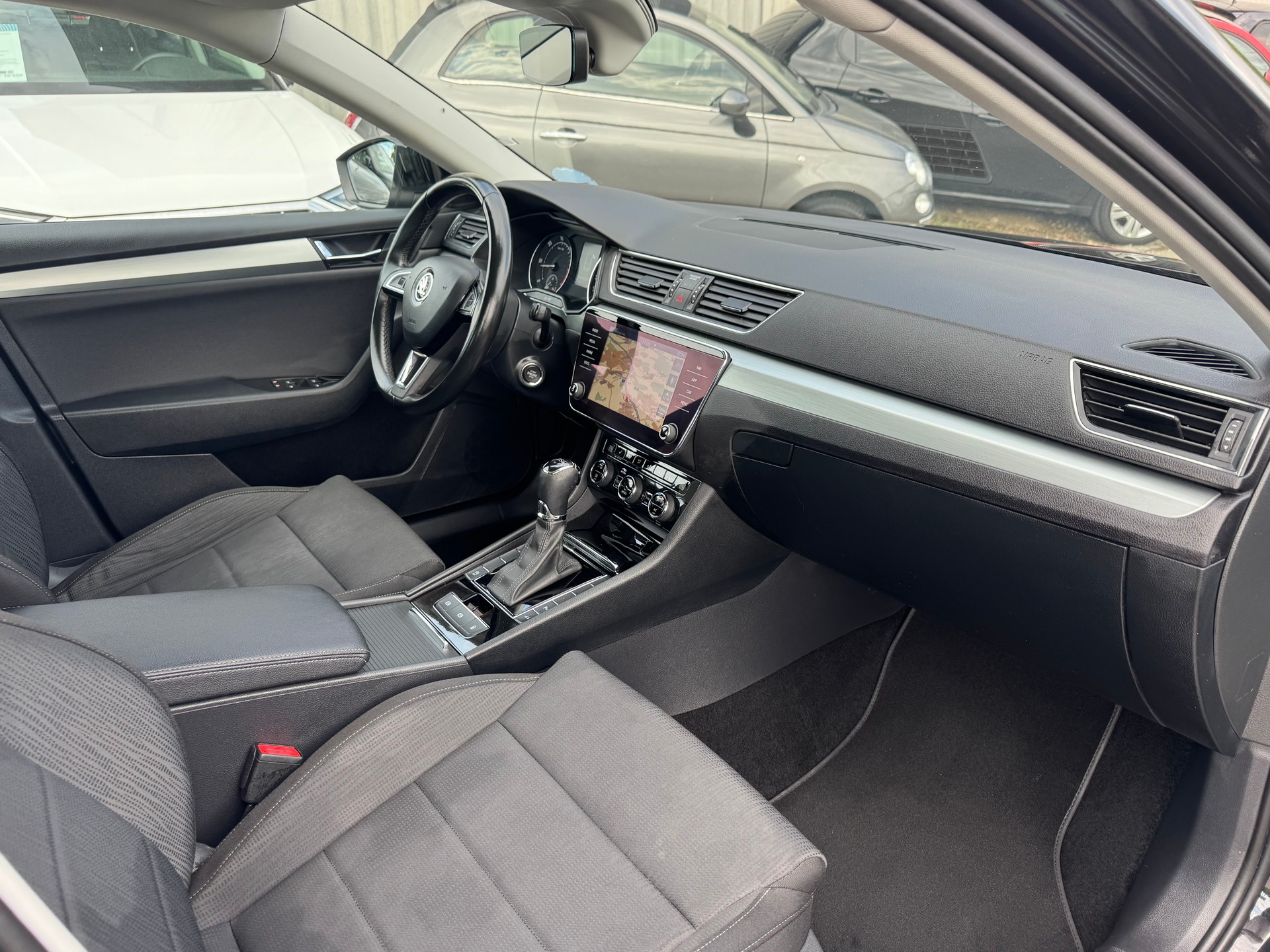 SKODA Superb Combi 2.0 TDi Ambition DSG-image-5