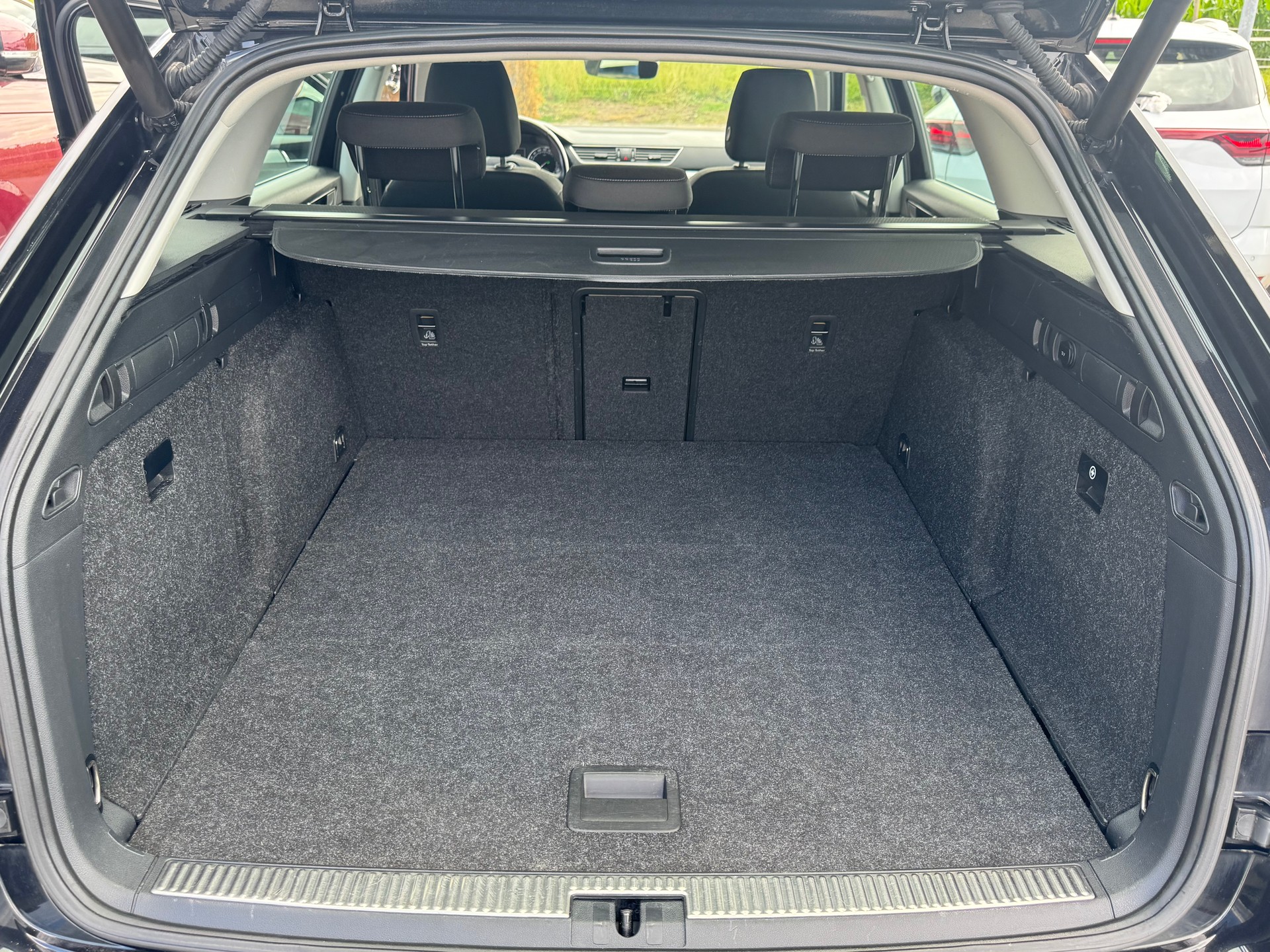 SKODA Superb Combi 2.0 TDi Ambition DSG-image-13