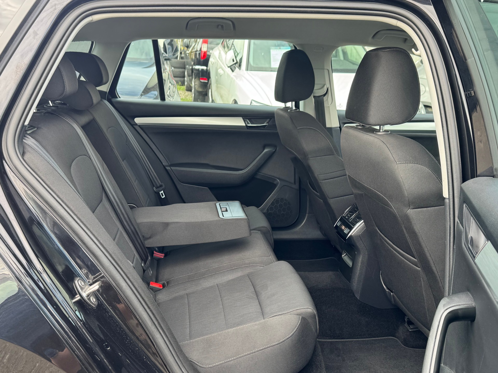 SKODA Superb Combi 2.0 TDi Ambition DSG-image-9