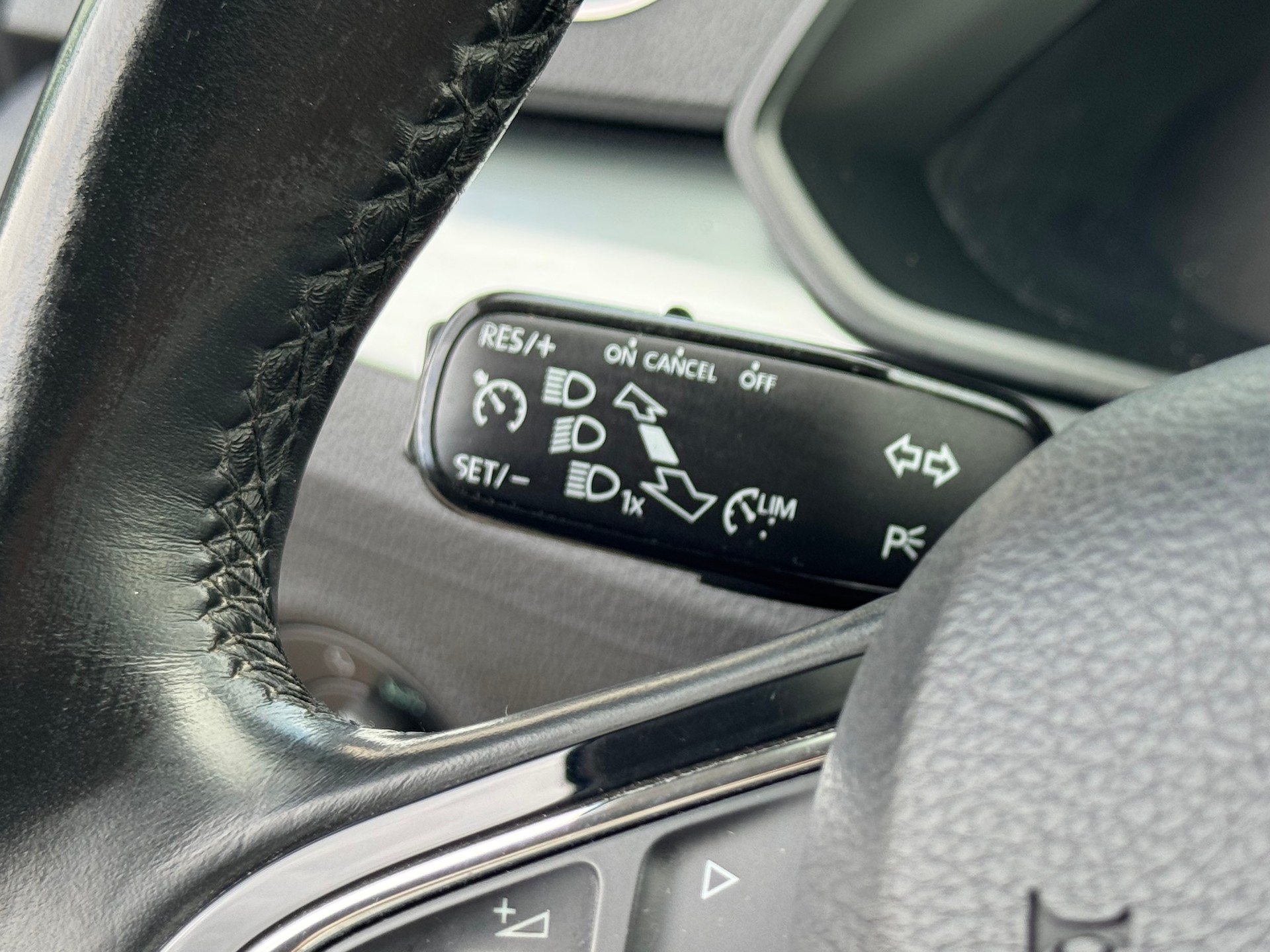 SKODA Superb Combi 2.0 TDi Ambition DSG-image-12