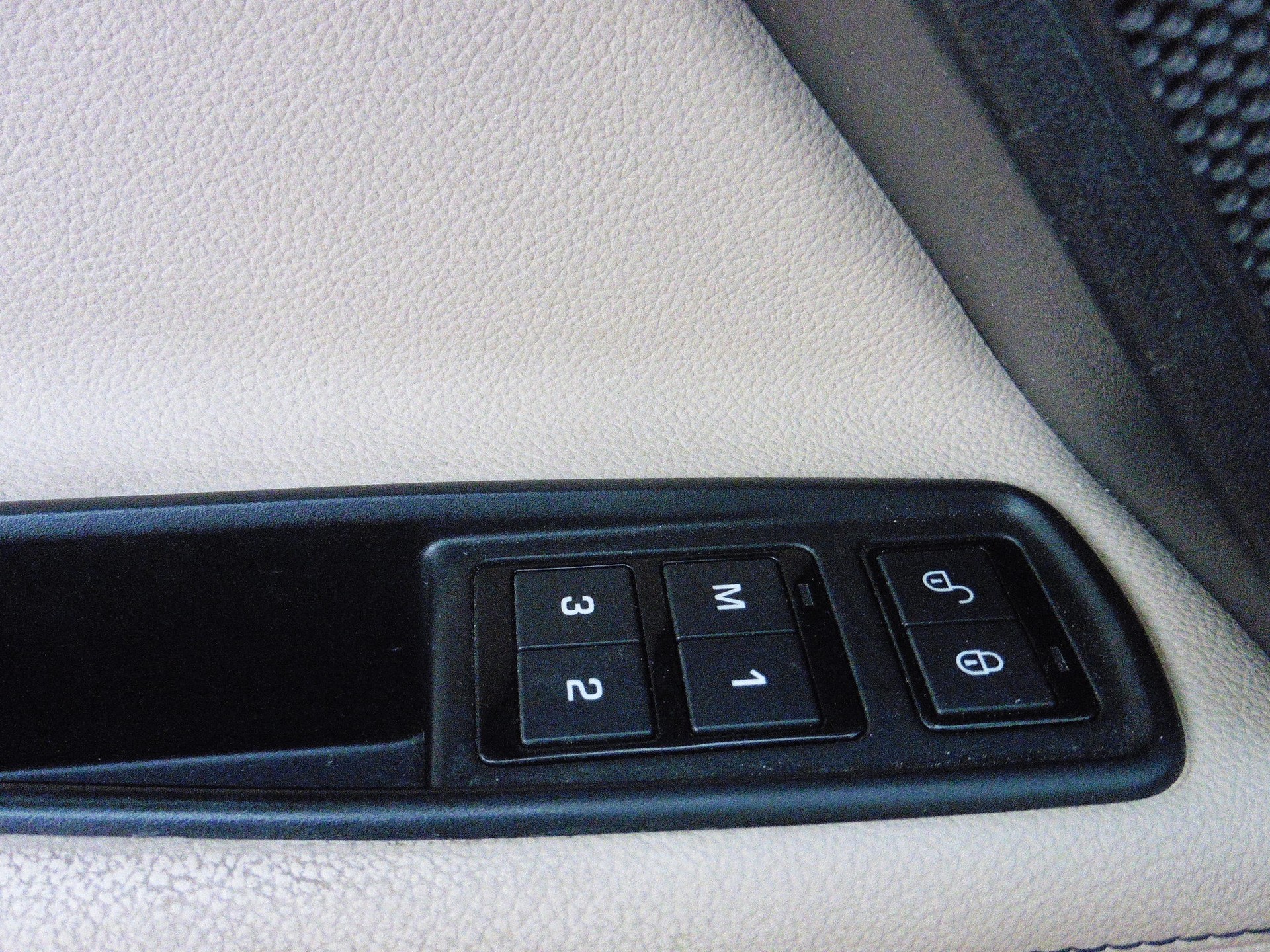 JAGUAR XE 20d Prestige AWD Automat-image-18