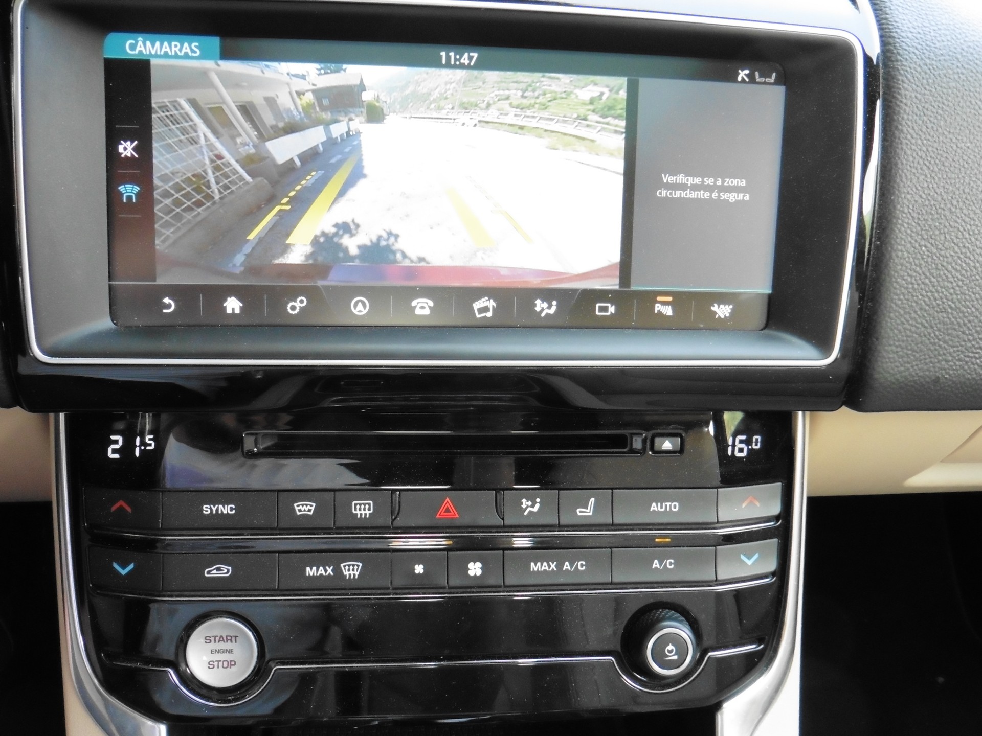 JAGUAR XE 20d Prestige AWD Automat-image-16