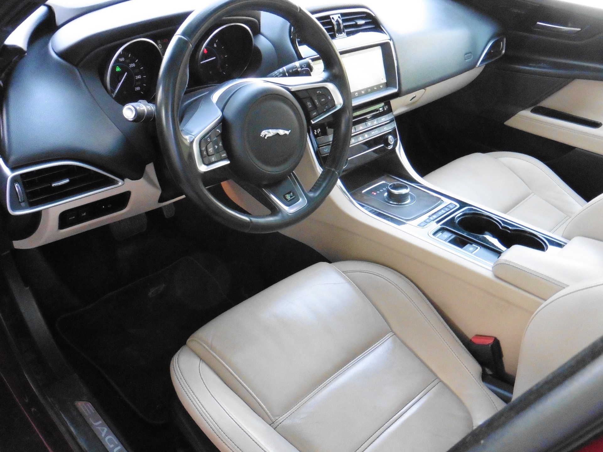 JAGUAR XE 20d Prestige AWD Automat-image-14