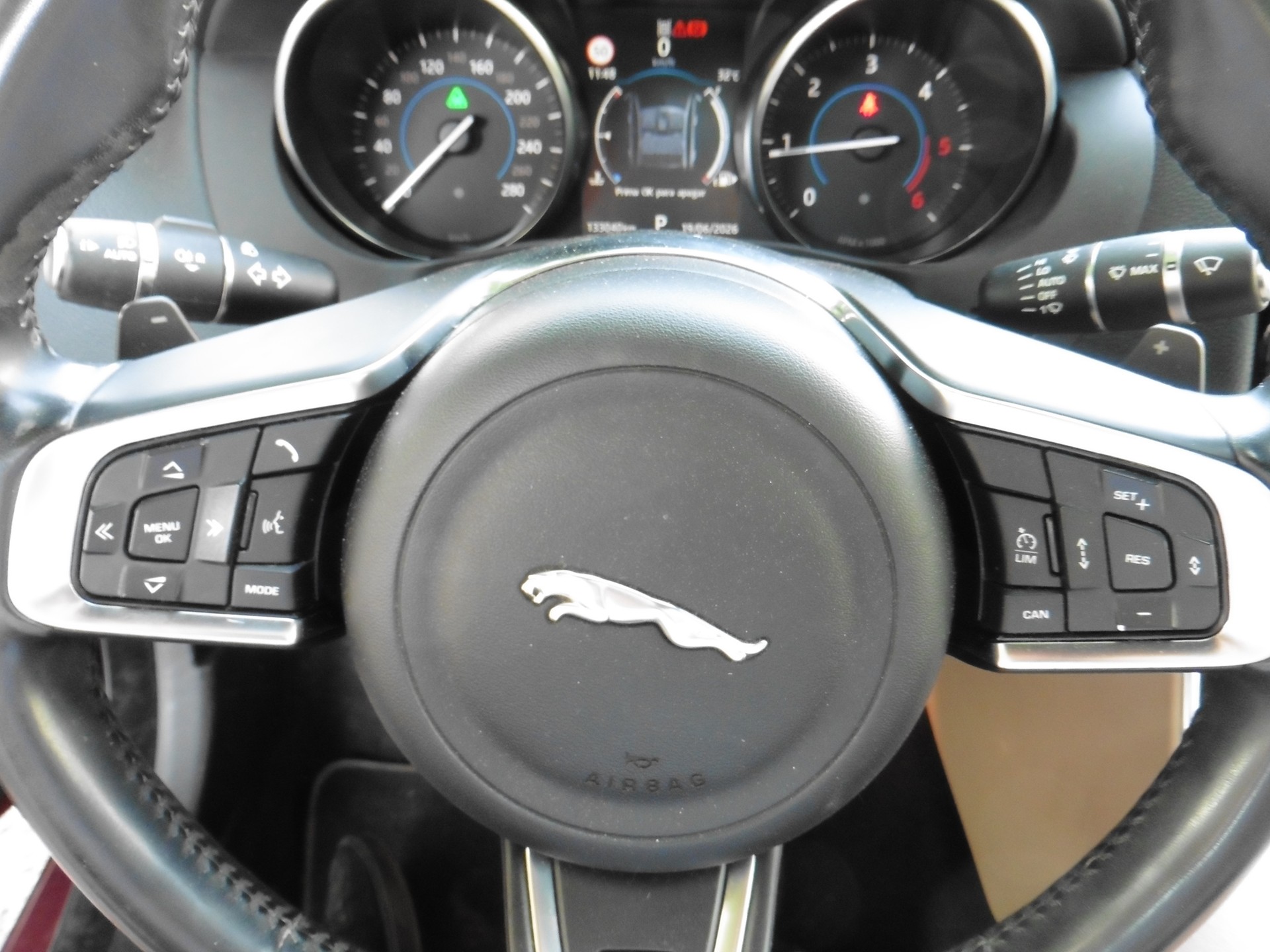 JAGUAR XE 20d Prestige AWD Automat-image-19