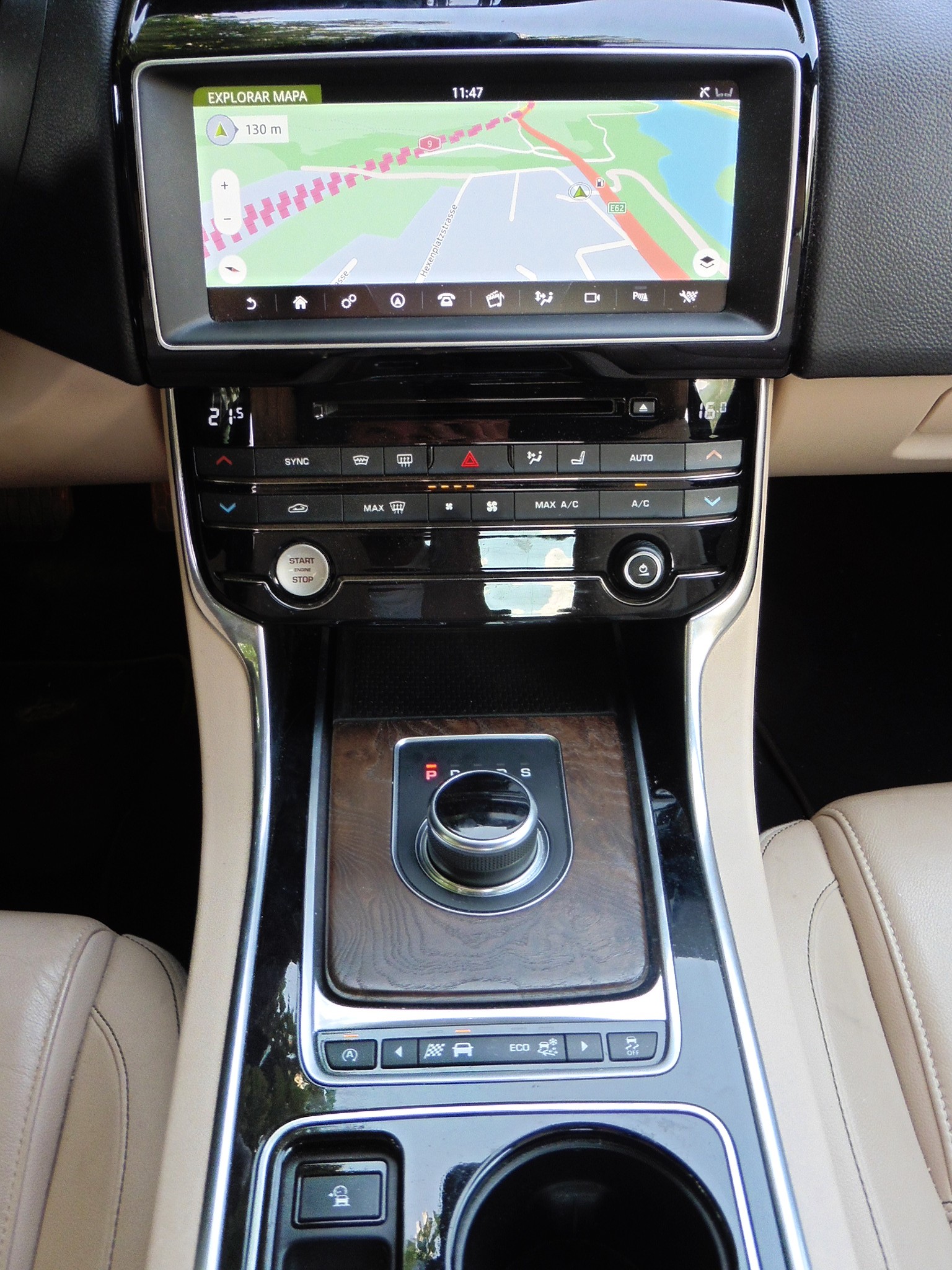 JAGUAR XE 20d Prestige AWD Automat-image-13
