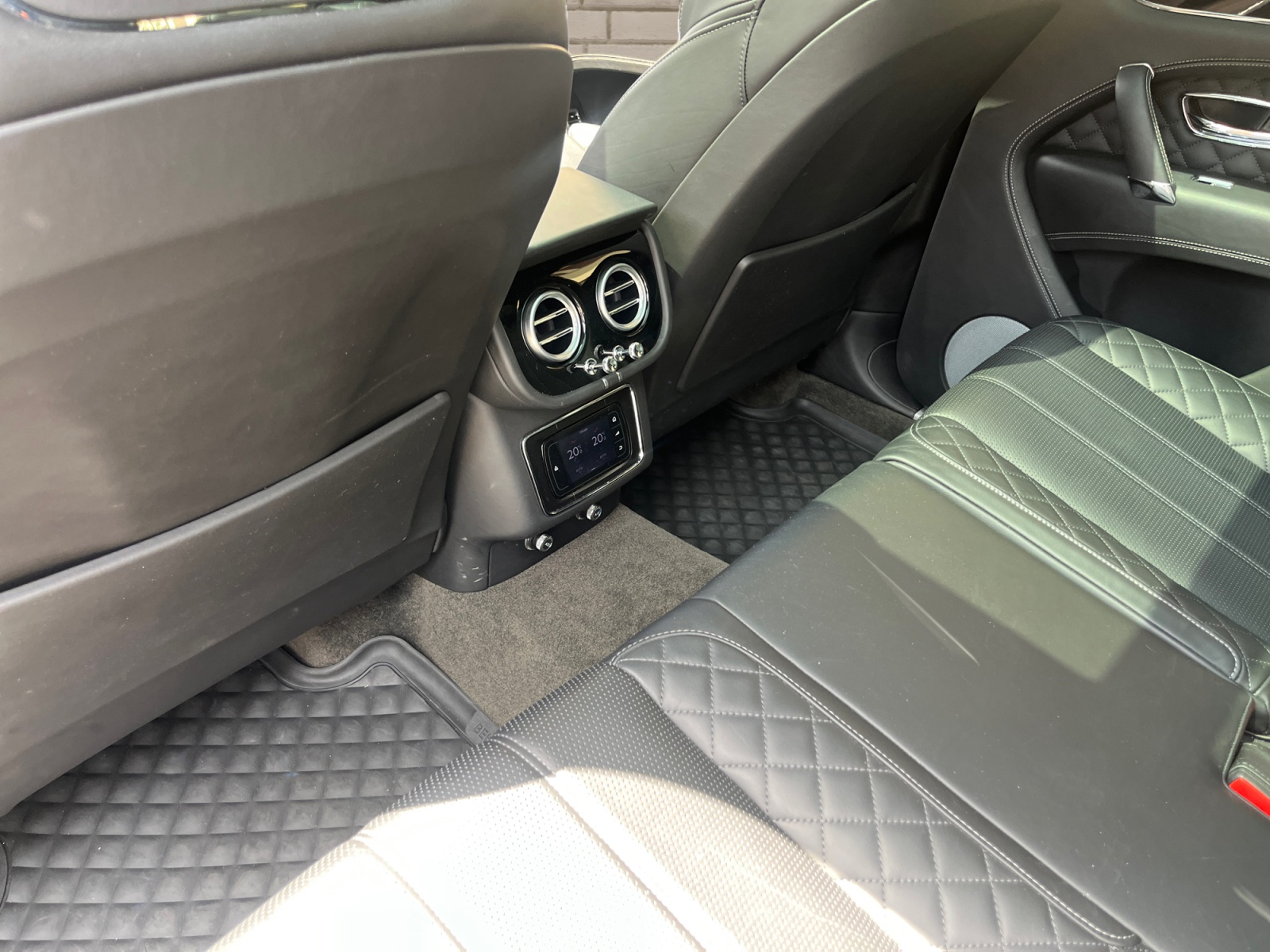 BENTLEY Bentayga V8 Diesel *Mulliner Spec*-image-9
