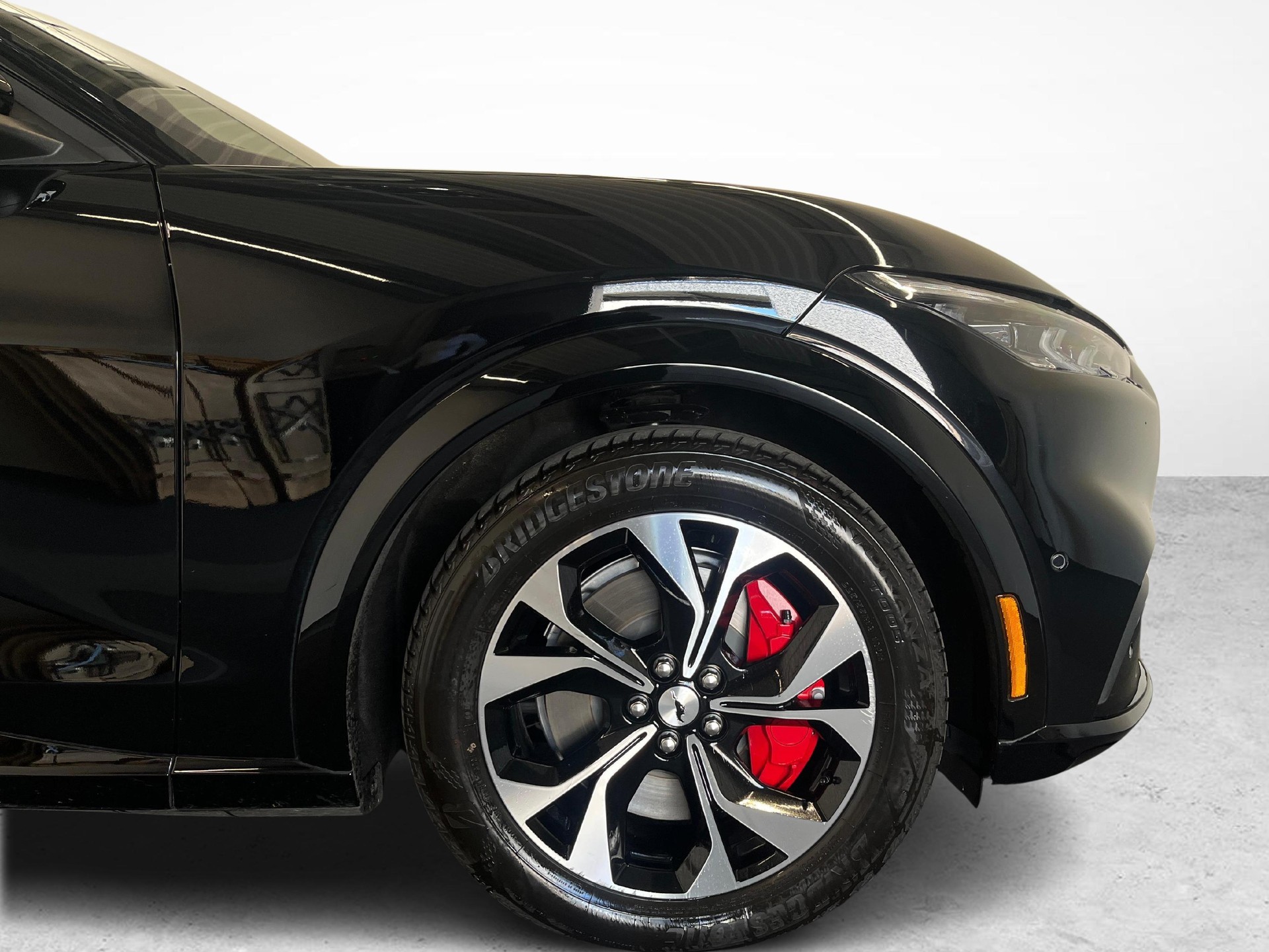 FORD Mustang Mach-E Standard AWD-image-13