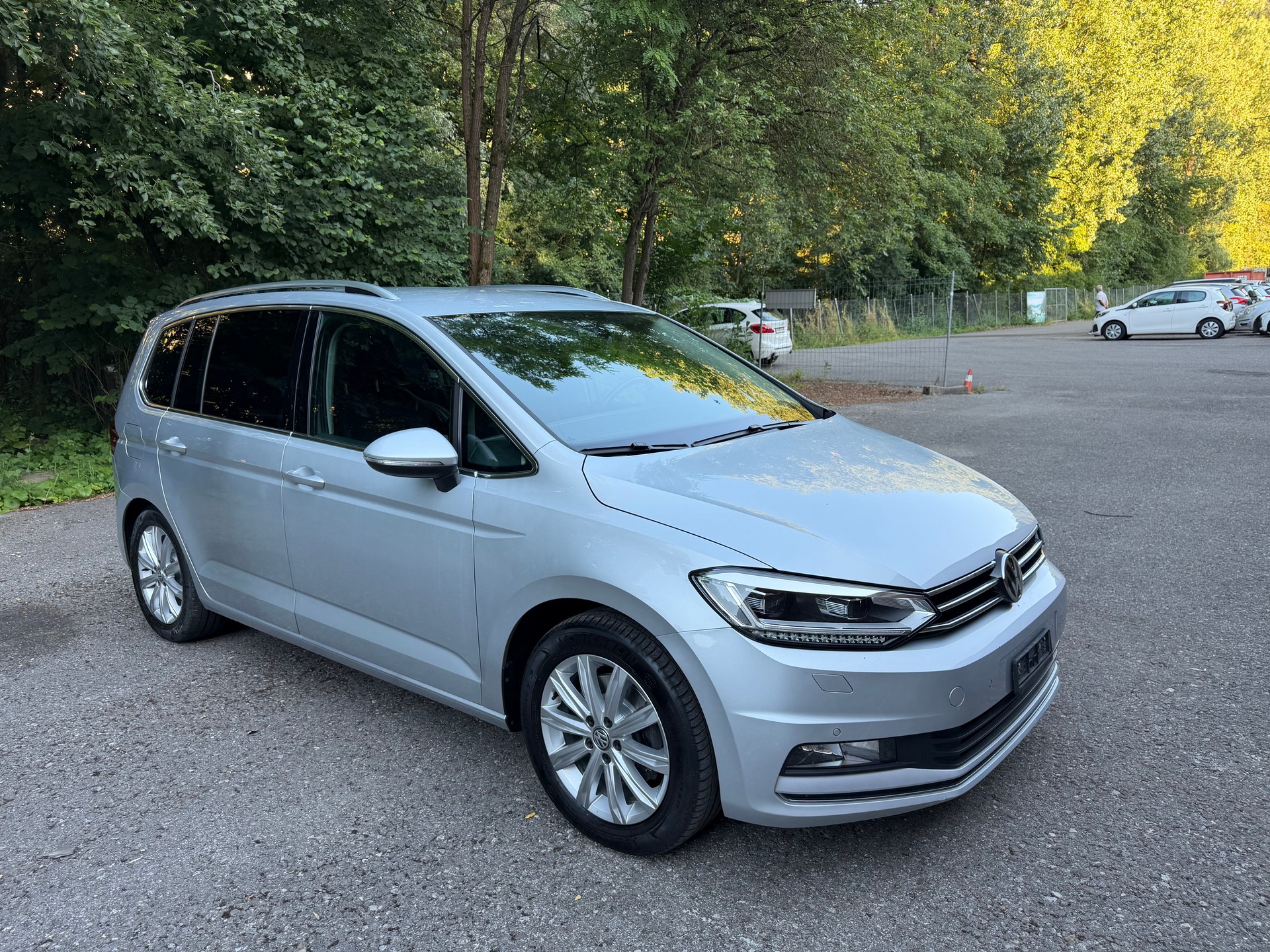 VW Touran 2.0 TDI BlueMotion Technology Highline DSG-image-2