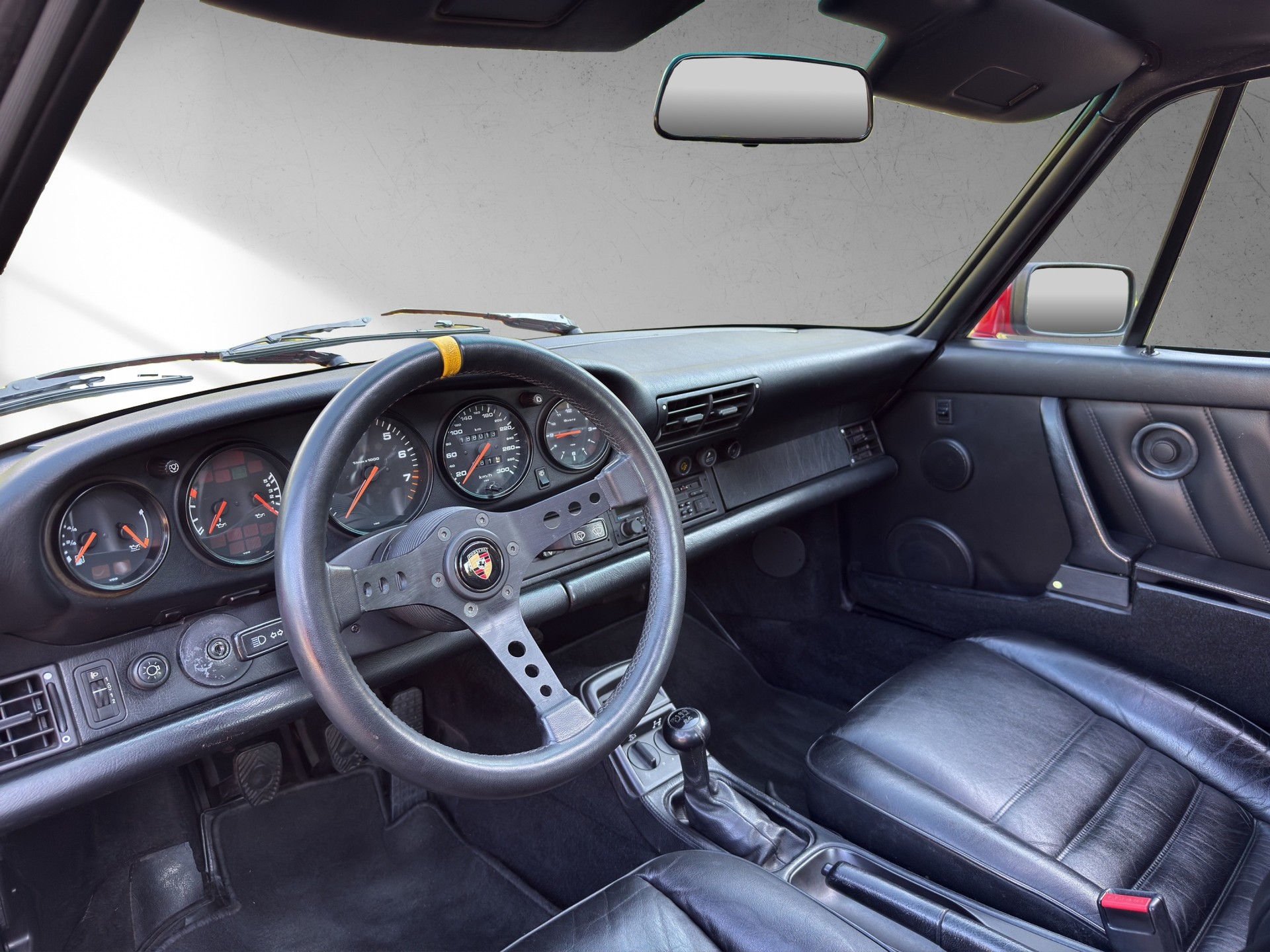 PORSCHE 911 Carrera 4-image-5