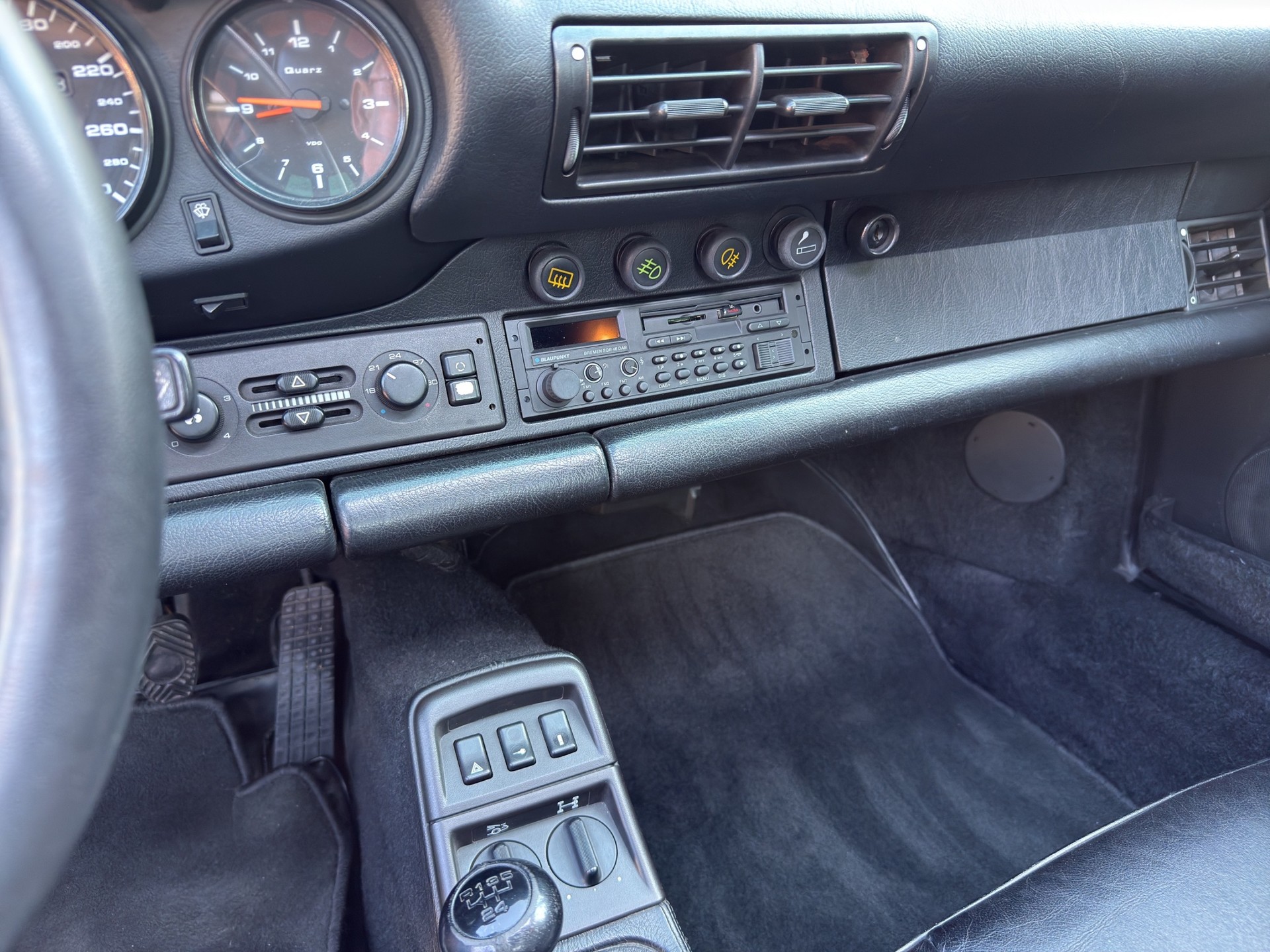PORSCHE 911 Carrera 4-image-6