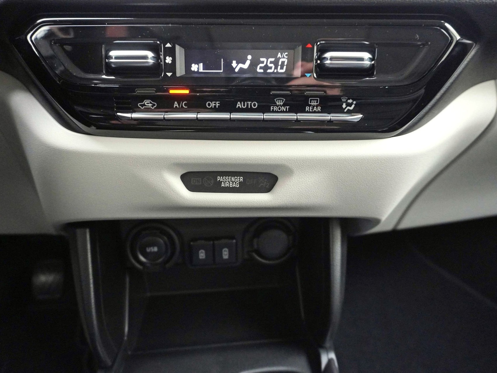 SUZUKI Swift 1.2 Sakura Top Hybrid 4x4-image-15