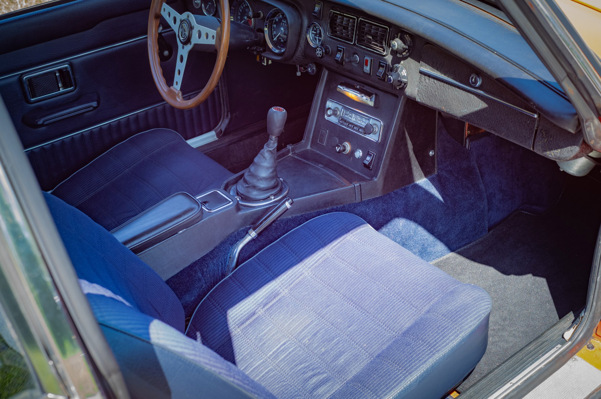 MG MG MGB GT 1973-image-15