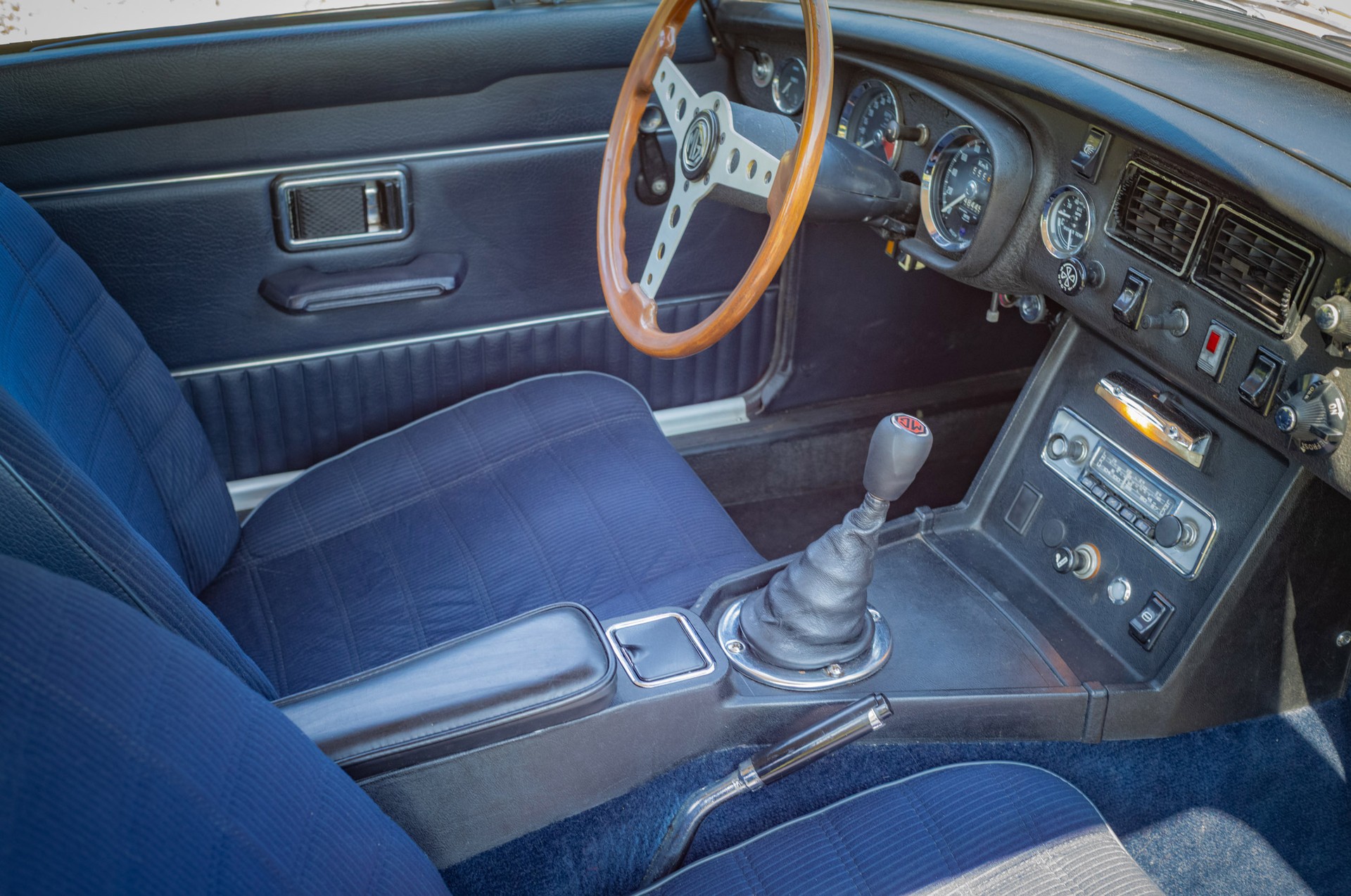 MG MG MGB GT 1973-image-16