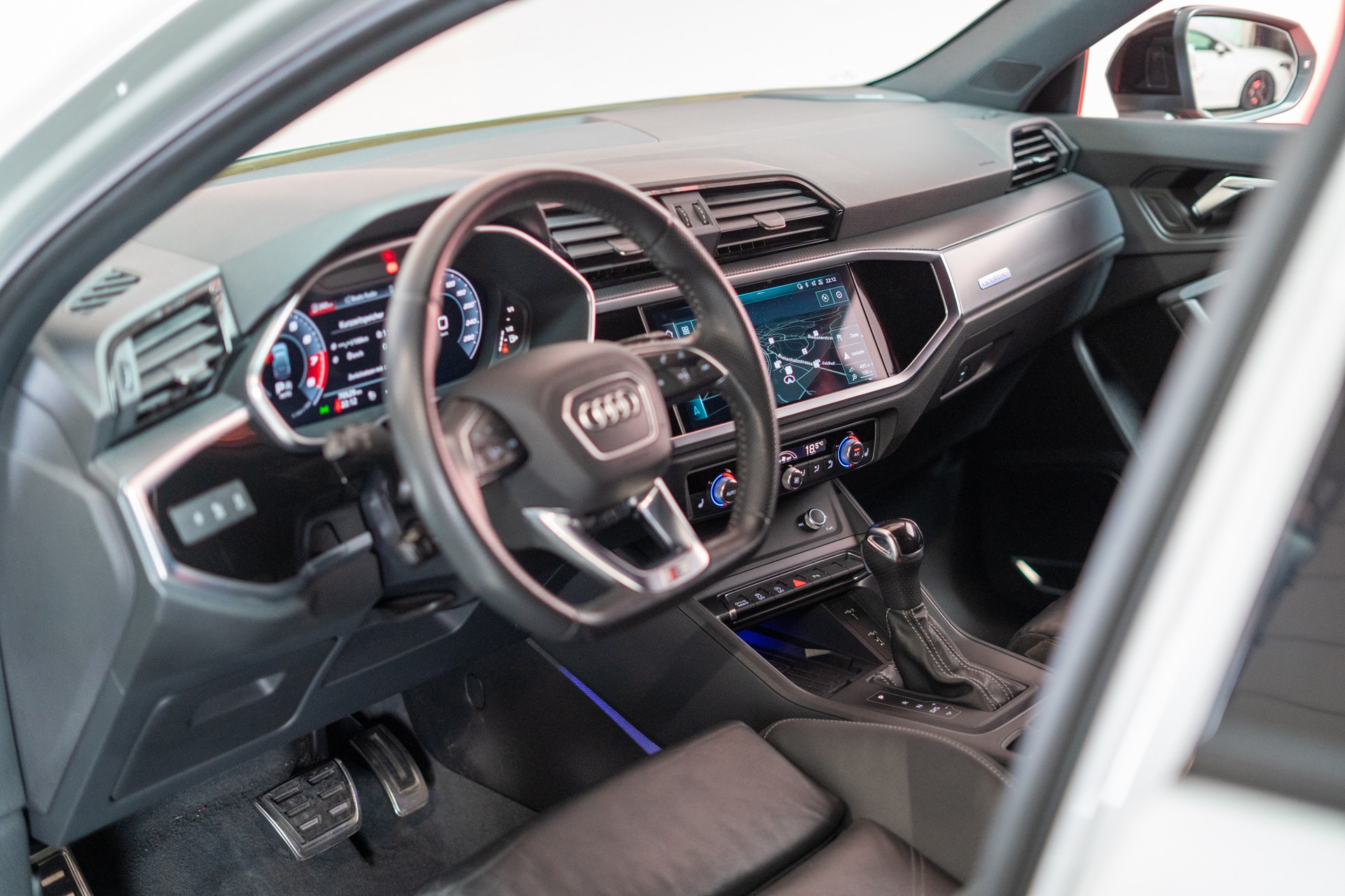 AUDI Q3 Sportback 2.0 45 TFSI S line quattro S-Tronic / CH-Fahrzeug / Rückfahrkamera / Ambientebeleuchtun-image-9