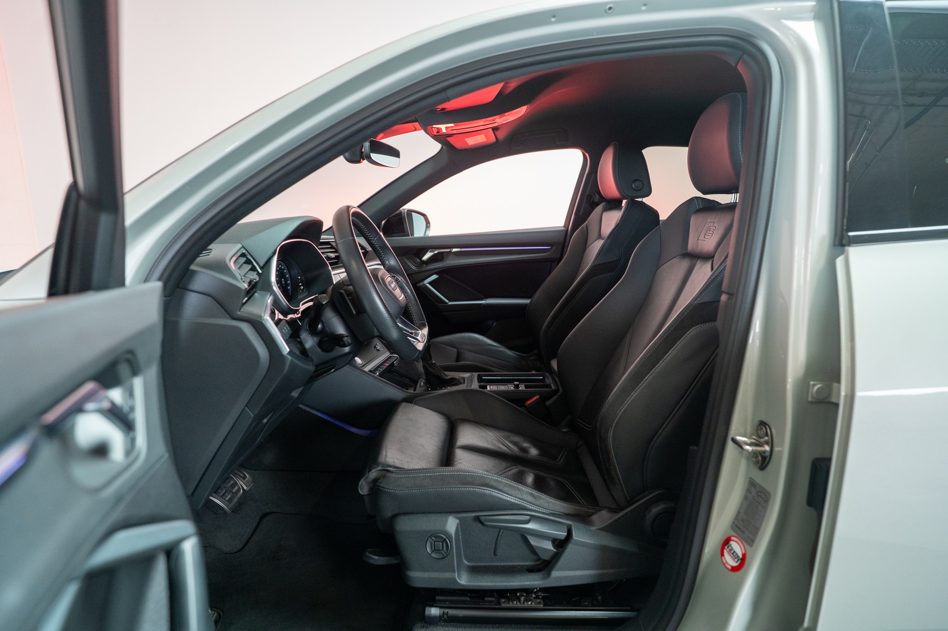 AUDI Q3 Sportback 2.0 45 TFSI S line quattro S-Tronic / CH-Fahrzeug / Rückfahrkamera / Ambientebeleuchtun-image-8