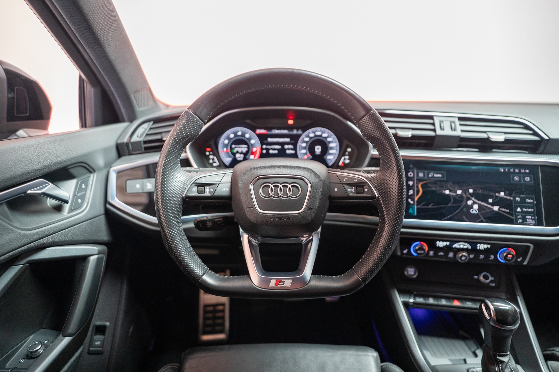 AUDI Q3 Sportback 2.0 45 TFSI S line quattro S-Tronic / CH-Fahrzeug / Rückfahrkamera / Ambientebeleuchtun-image-16