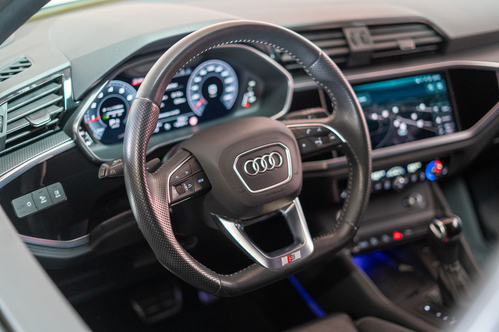 AUDI Q3 Sportback 2.0 45 TFSI S line quattro S-Tronic / CH-Fahrzeug / Rückfahrkamera / Ambientebeleuchtun-image-10