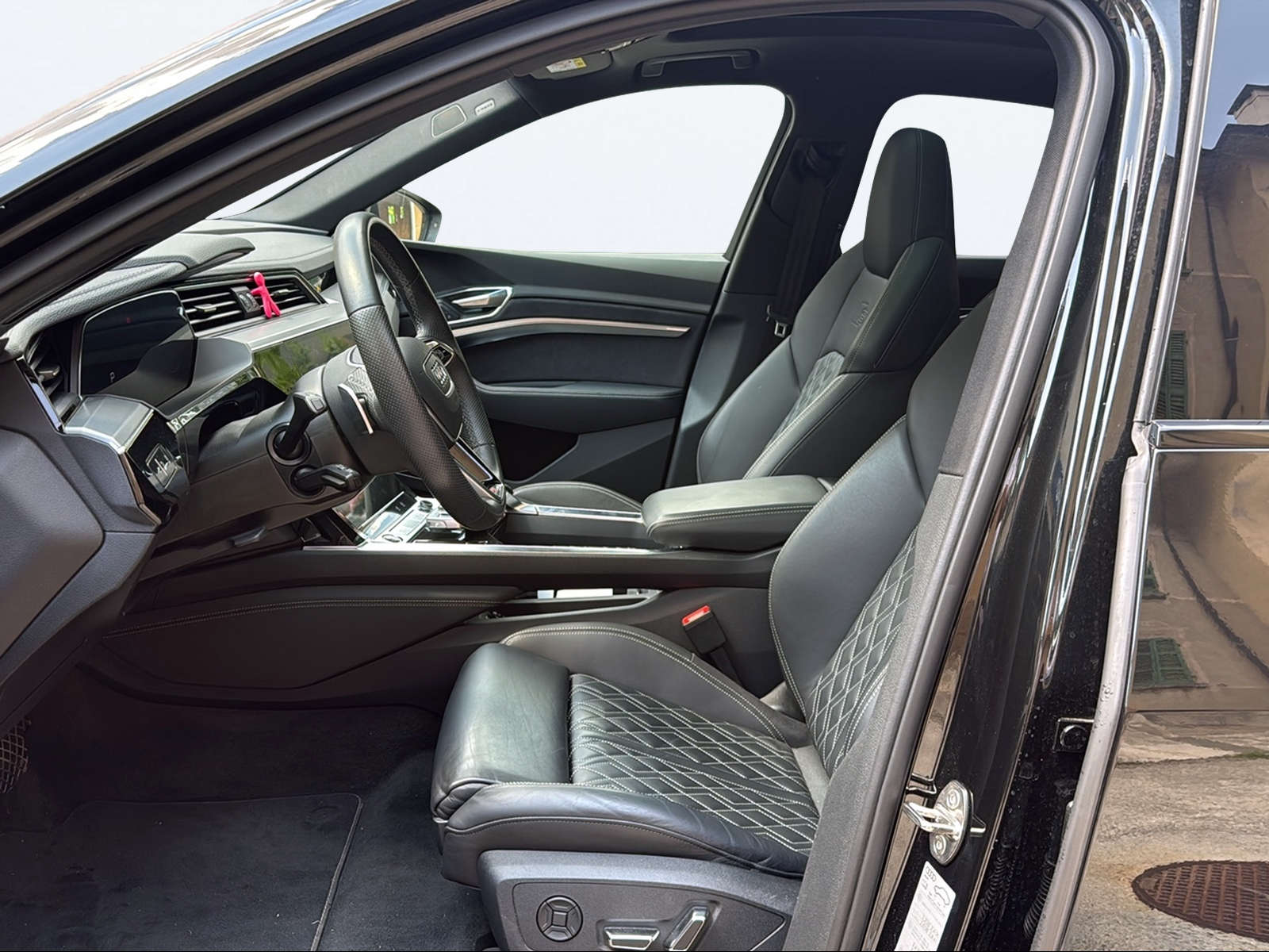 AUDI e-tron 55 Sportback S Line Black Edition quattro-image-9