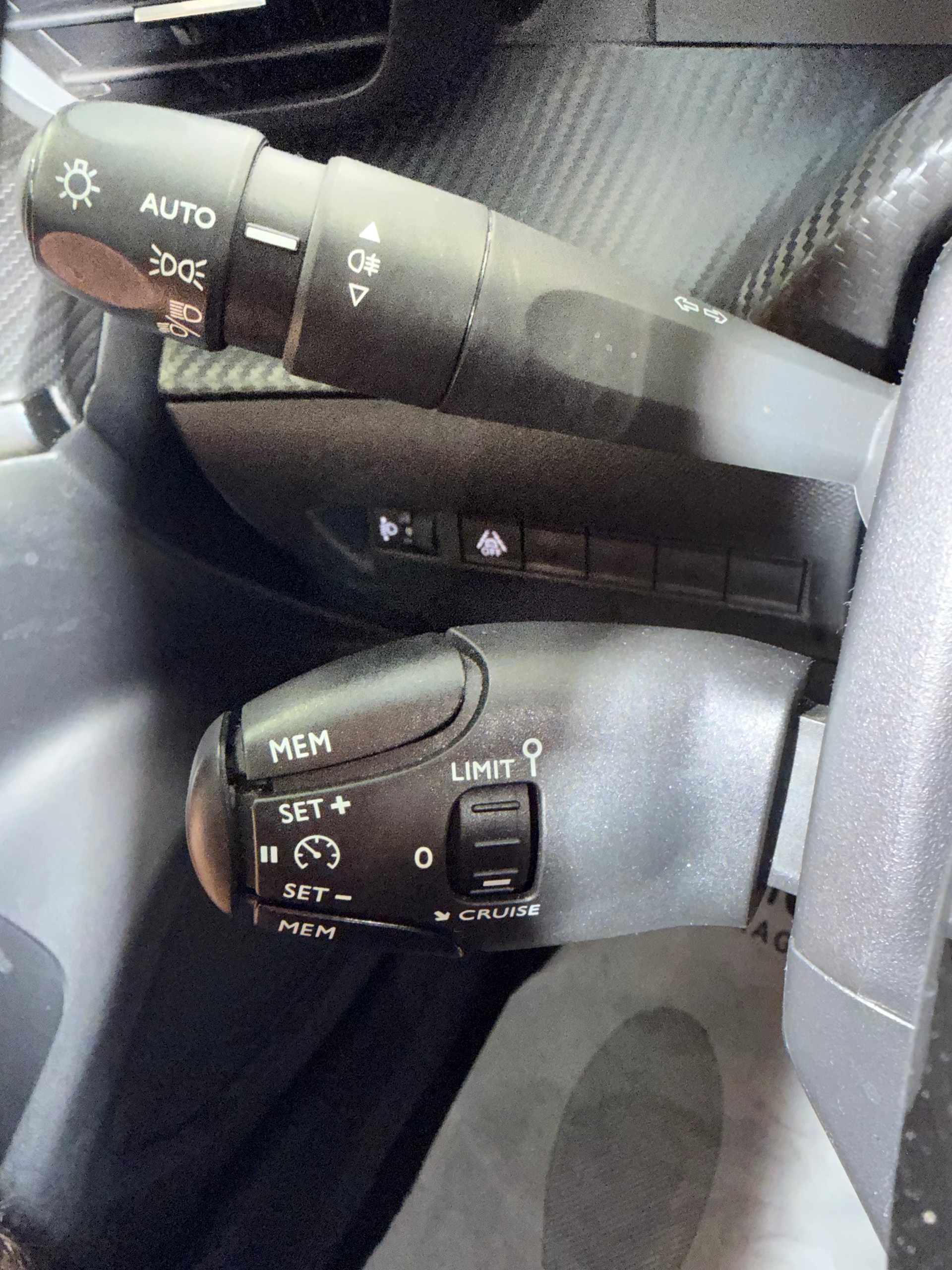 PEUGEOT 2008 1.5 BlueHDi GT Line-image-23