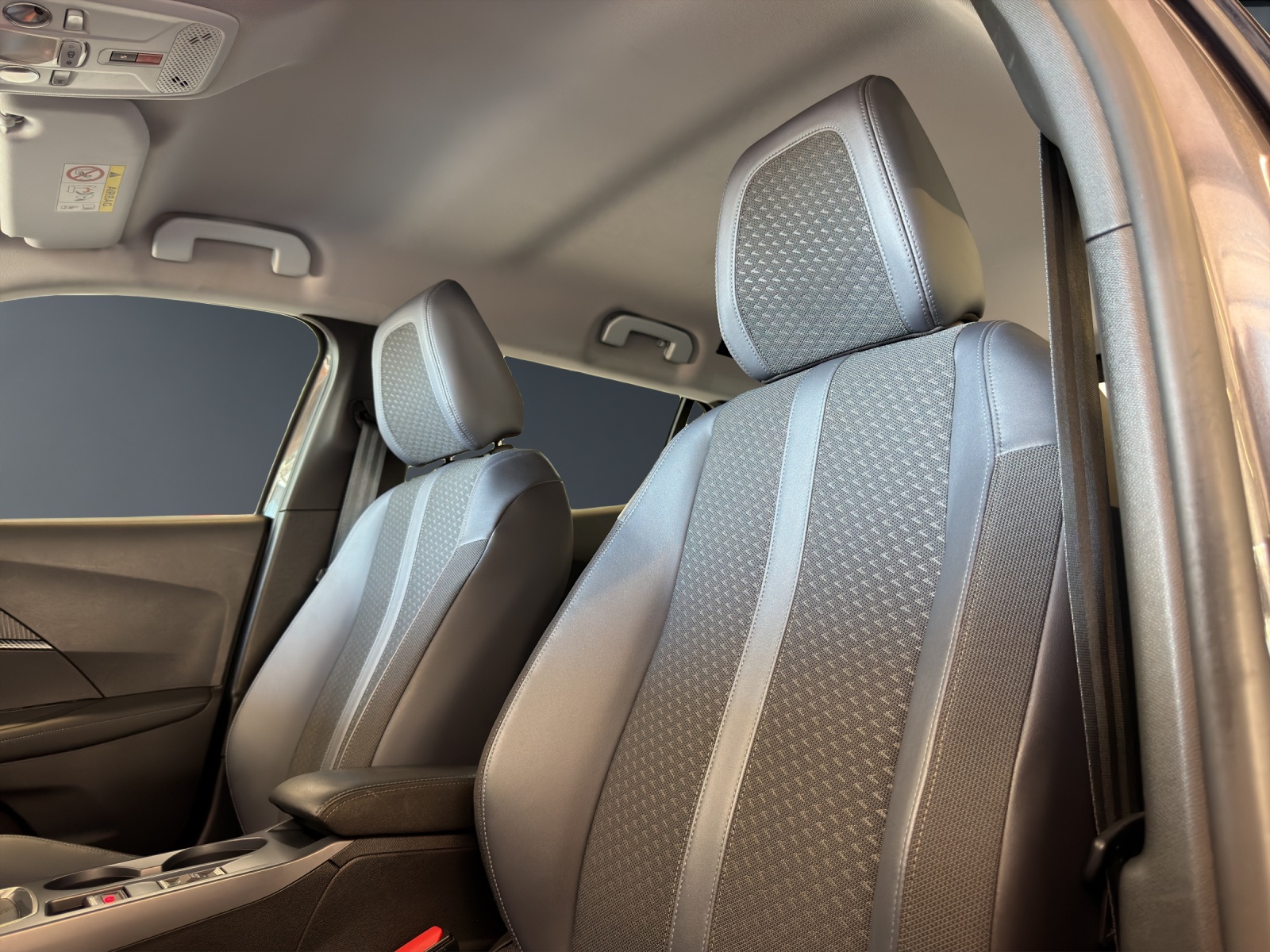 PEUGEOT 2008 1.5 BlueHDi GT Line-image-16