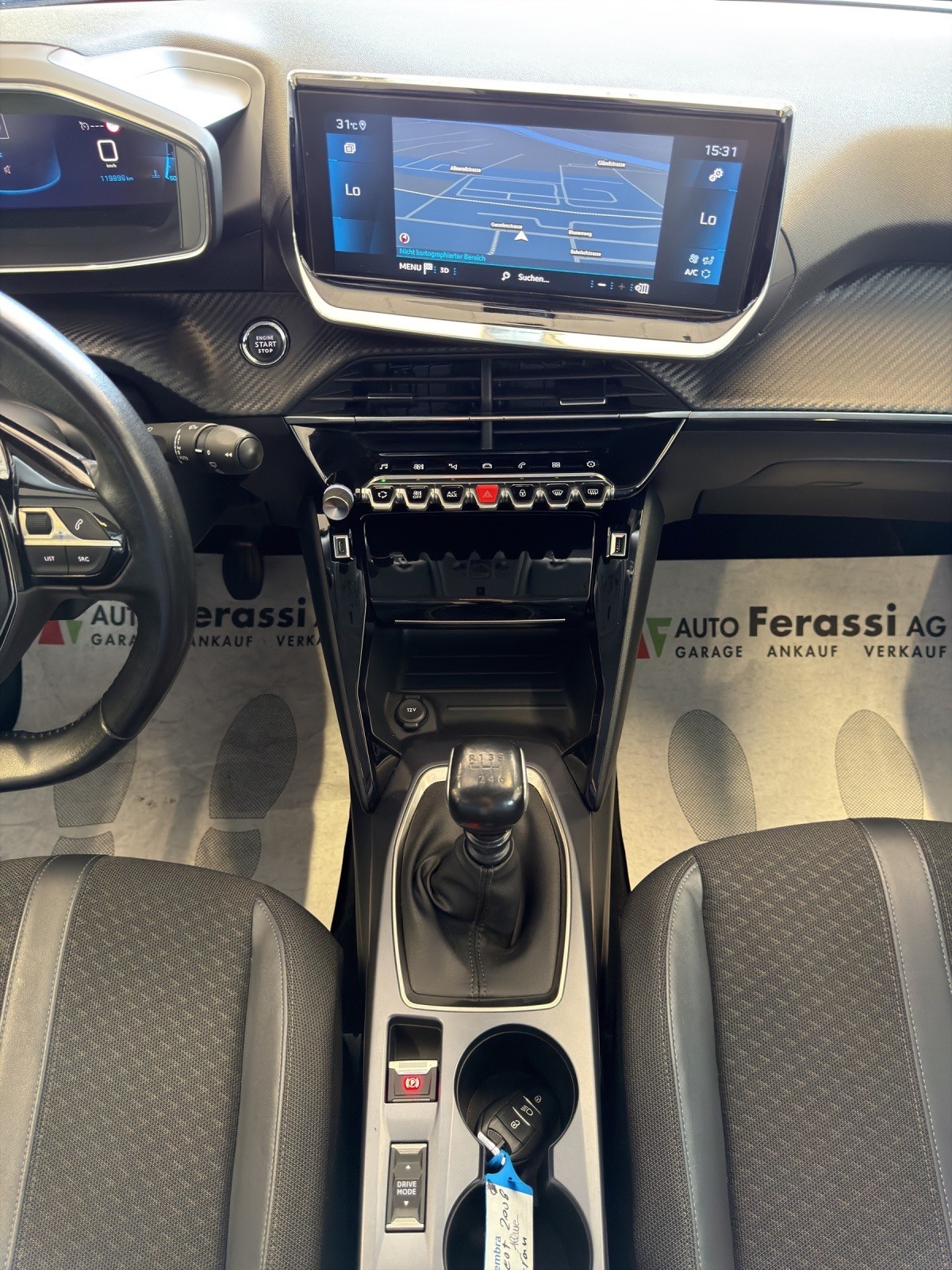 PEUGEOT 2008 1.5 BlueHDi GT Line-image-17