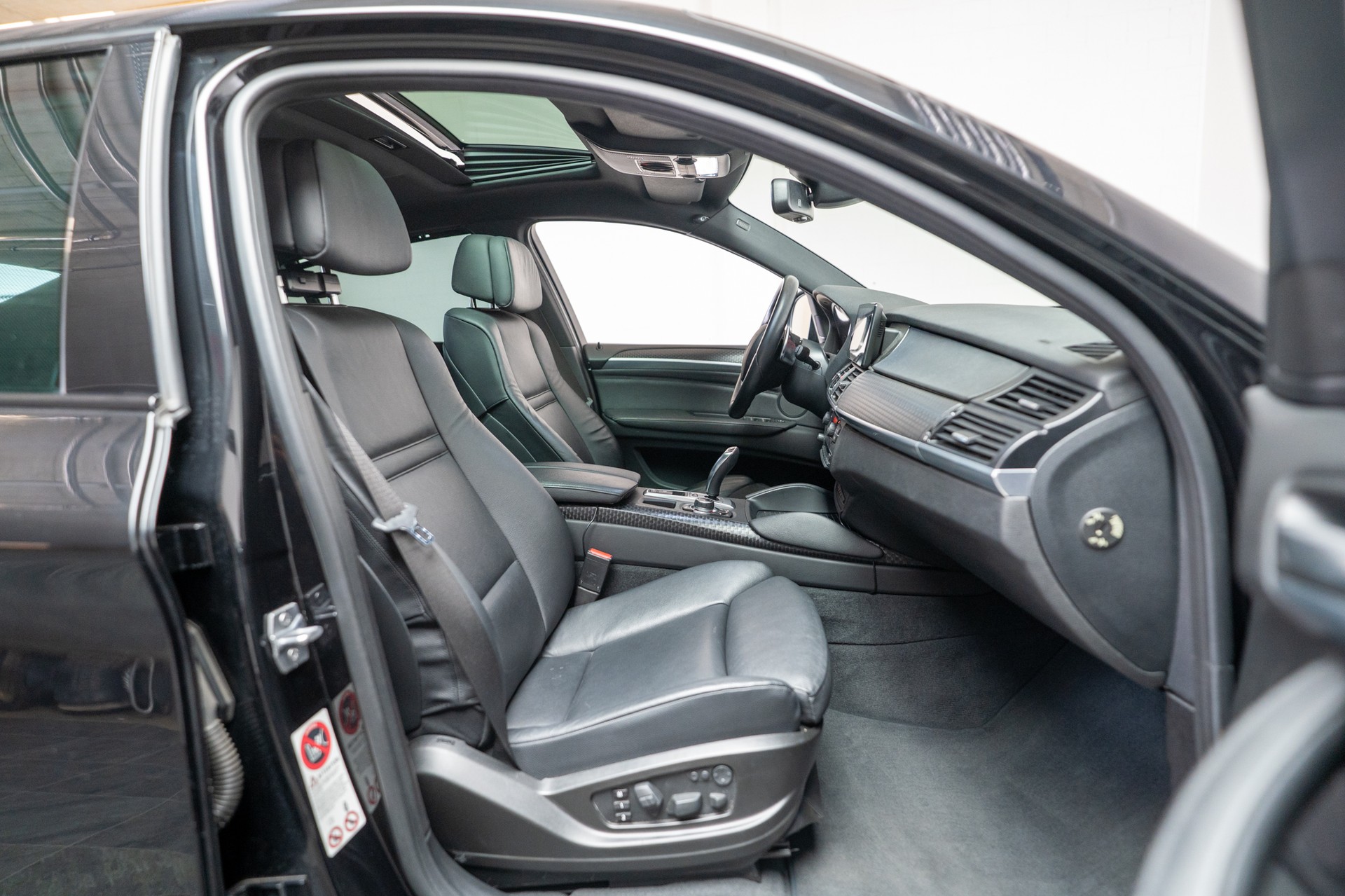 BMW X6 M50d / CH-Fahrezug / Panorama / Rückfahrkamera / HeadUp-image-15
