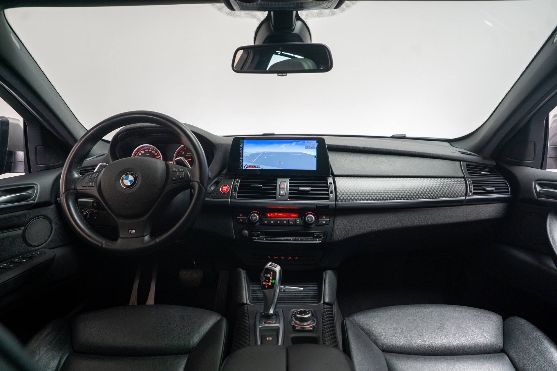 BMW X6 M50d / CH-Fahrezug / Panorama / Rückfahrkamera / HeadUp-image-18
