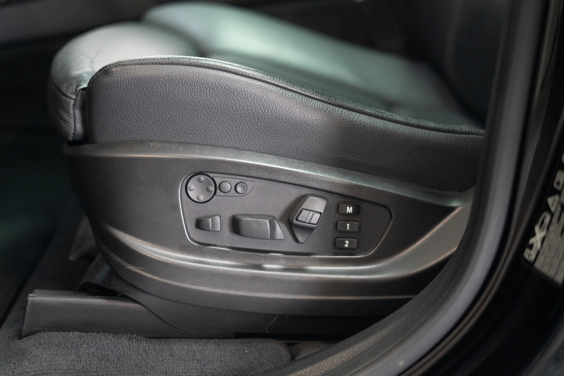 BMW X6 M50d / CH-Fahrezug / Panorama / Rückfahrkamera / HeadUp-image-11