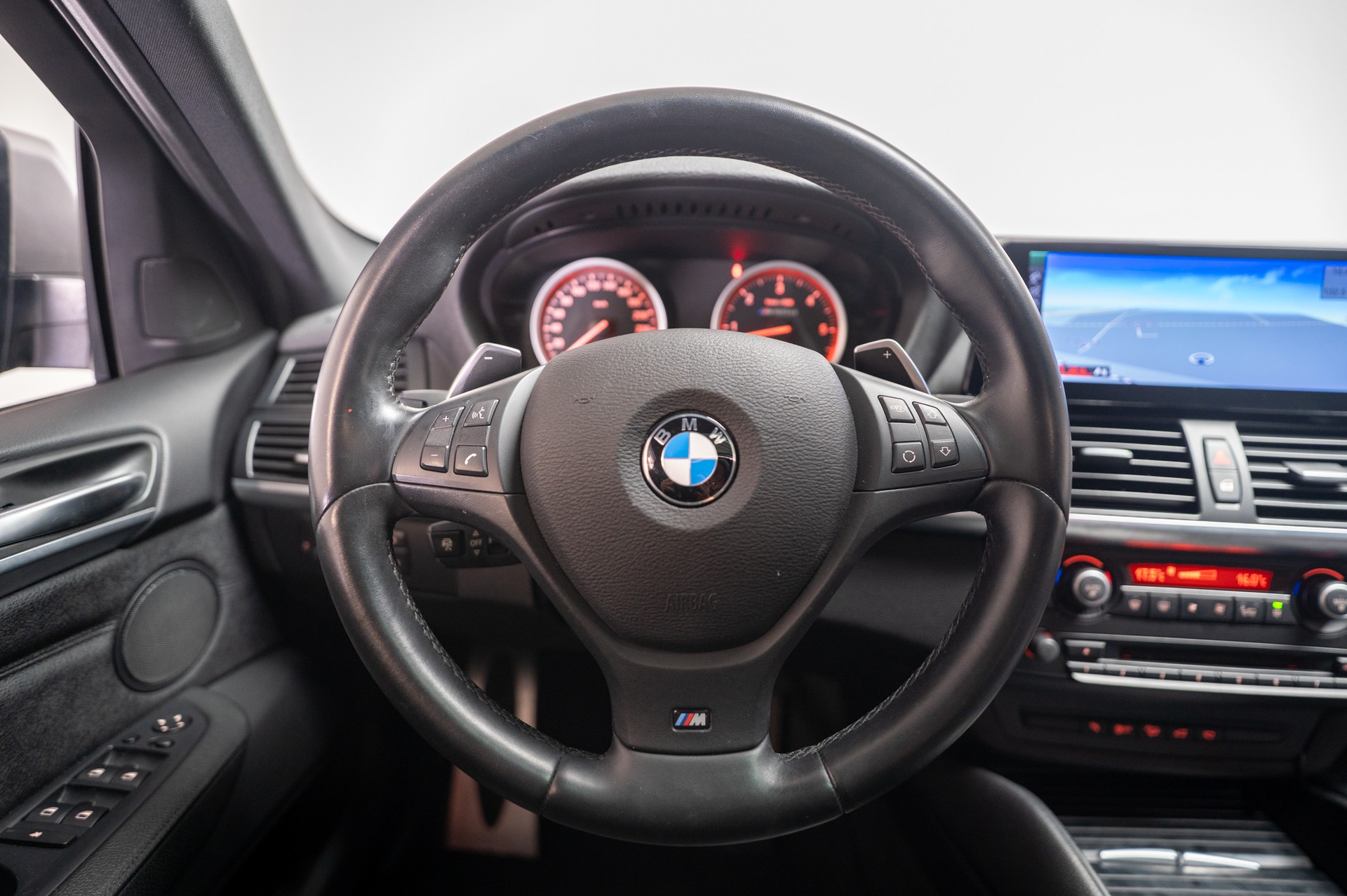 BMW X6 M50d / CH-Fahrezug / Panorama / Rückfahrkamera / HeadUp-image-19