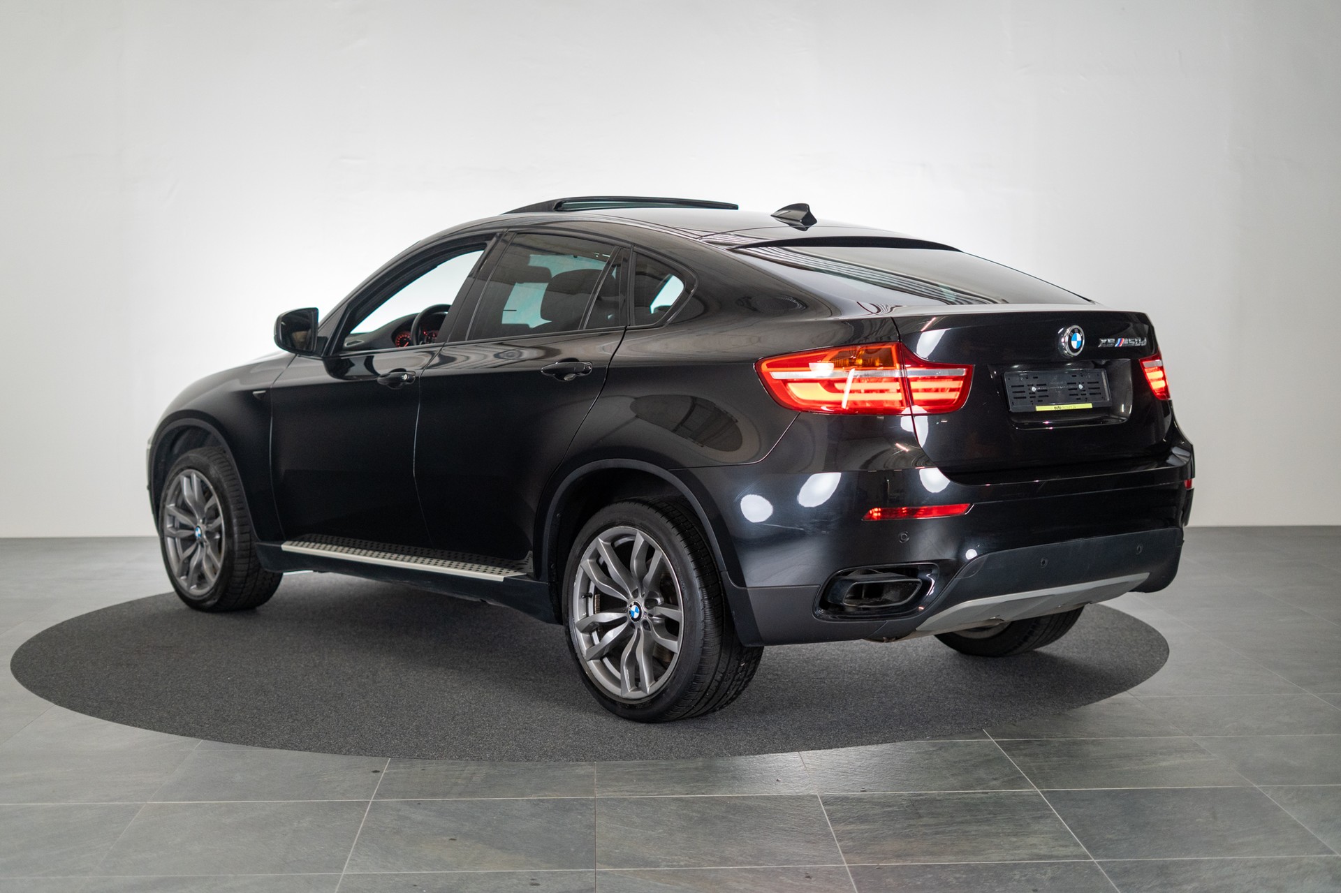 BMW X6 M50d / CH-Fahrezug / Panorama / Rückfahrkamera / HeadUp-image-3