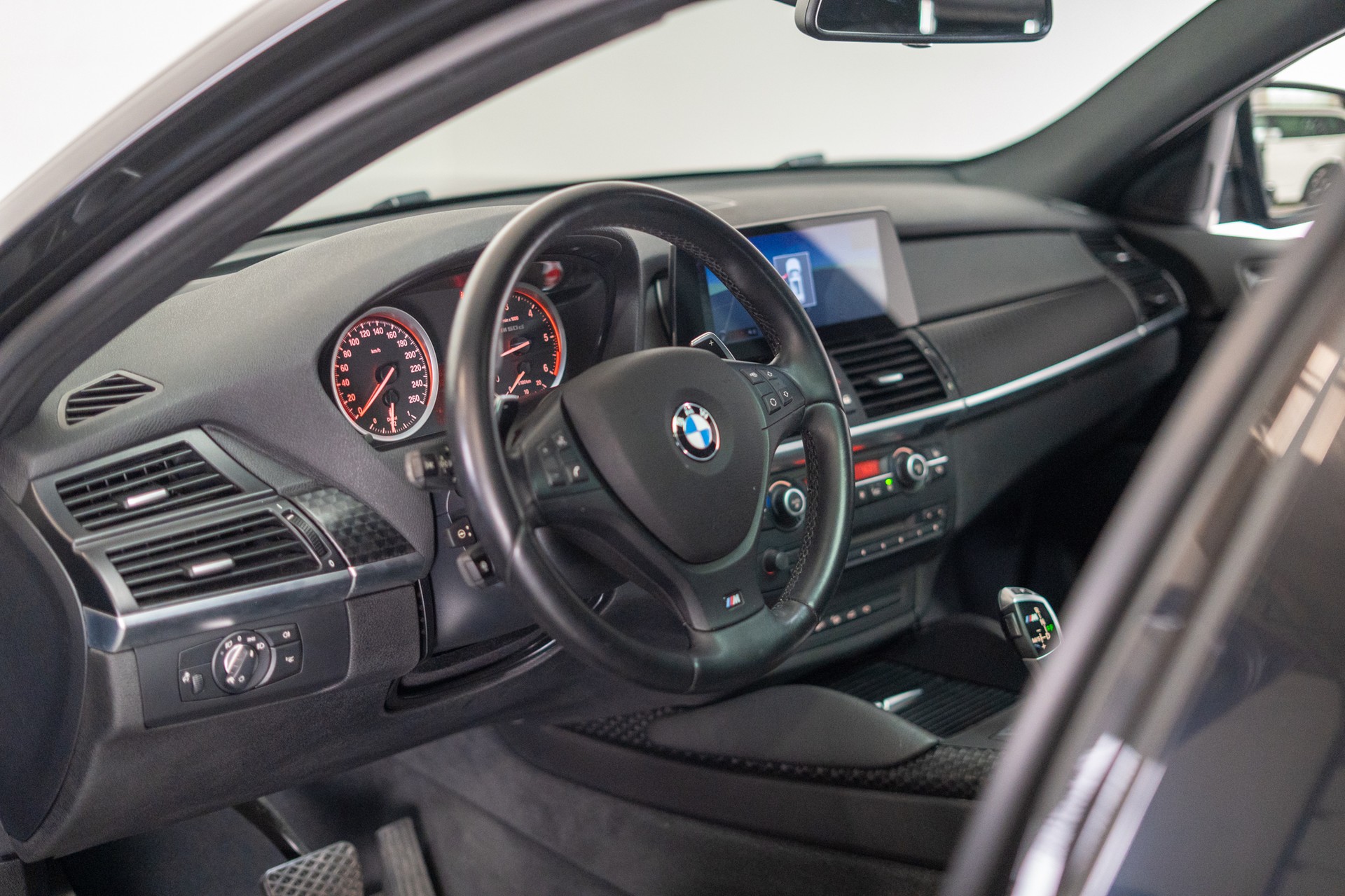 BMW X6 M50d / CH-Fahrezug / Panorama / Rückfahrkamera / HeadUp-image-11