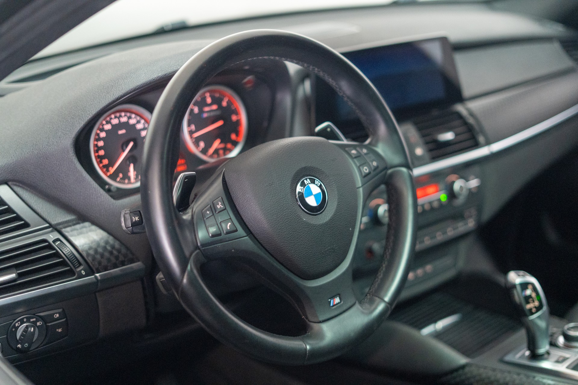 BMW X6 M50d / CH-Fahrezug / Panorama / Rückfahrkamera / HeadUp-image-10