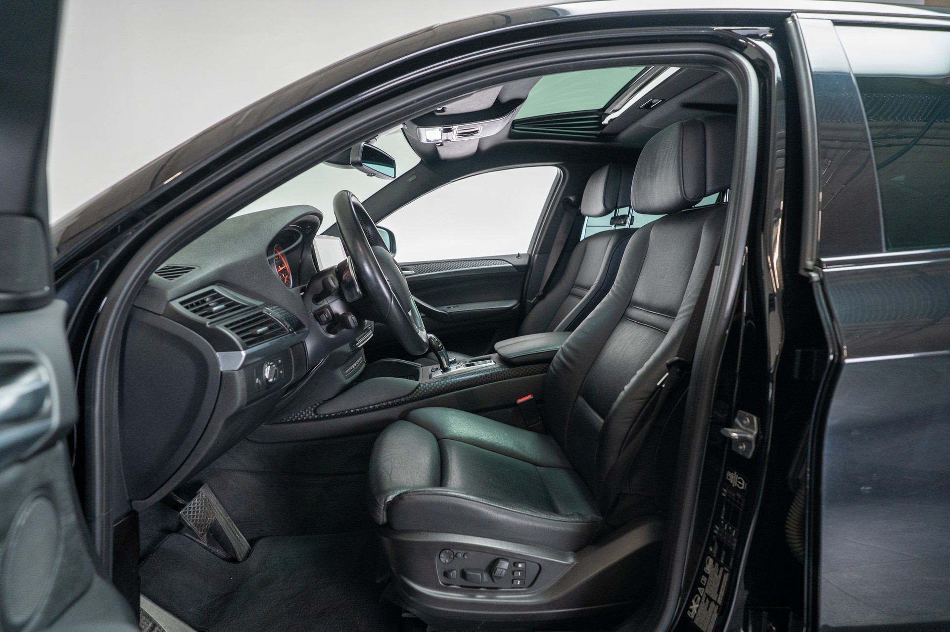 BMW X6 M50d / CH-Fahrezug / Panorama / Rückfahrkamera / HeadUp-image-9