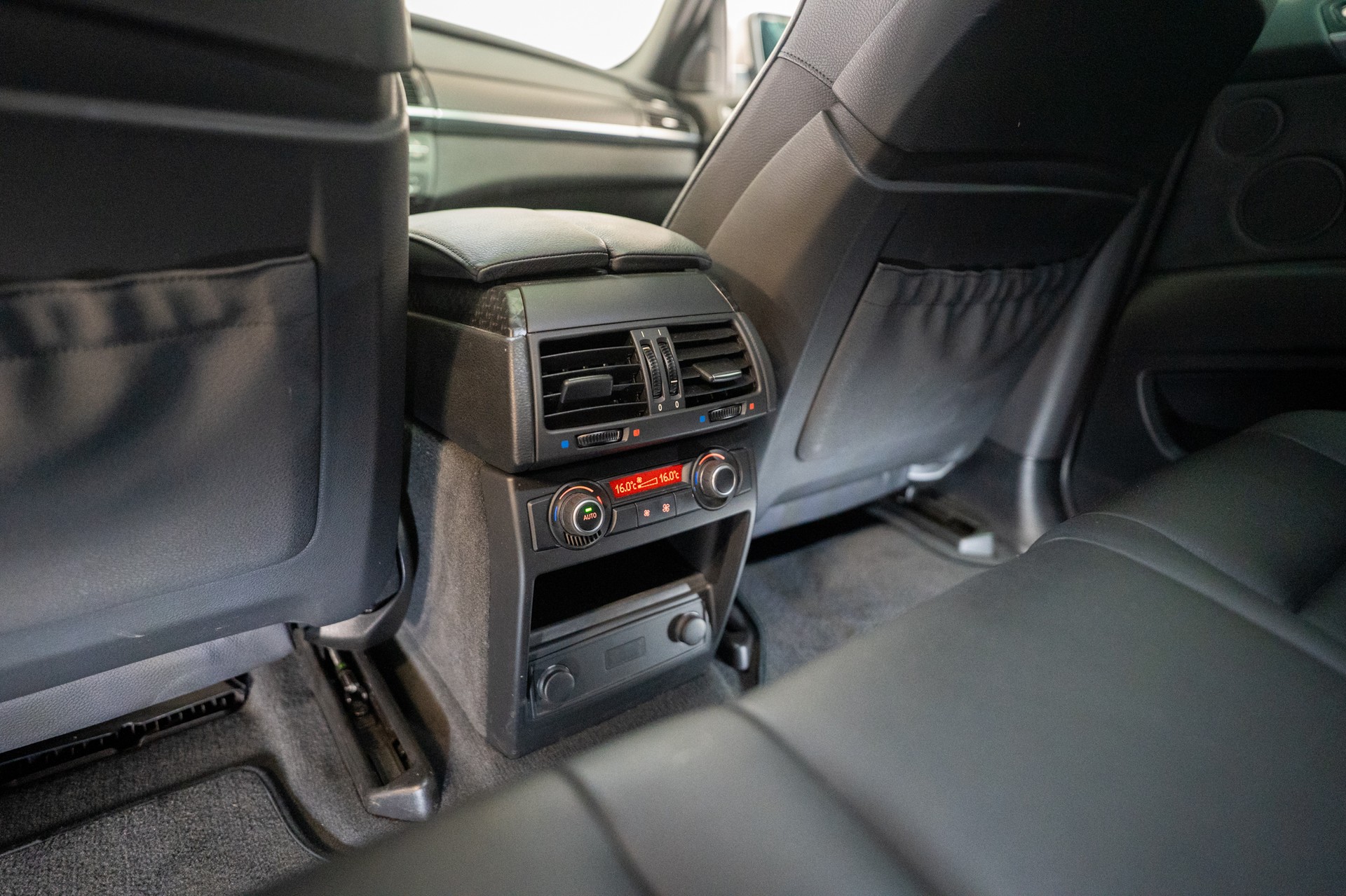 BMW X6 M50d / CH-Fahrezug / Panorama / Rückfahrkamera / HeadUp-image-13