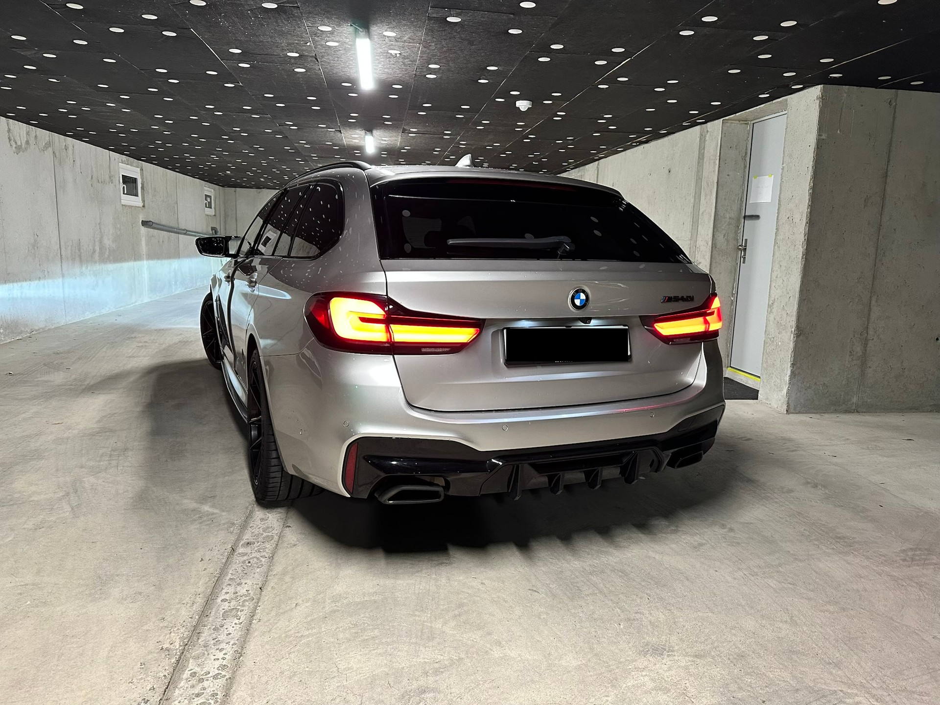 BMW 540i xDrive-image-3