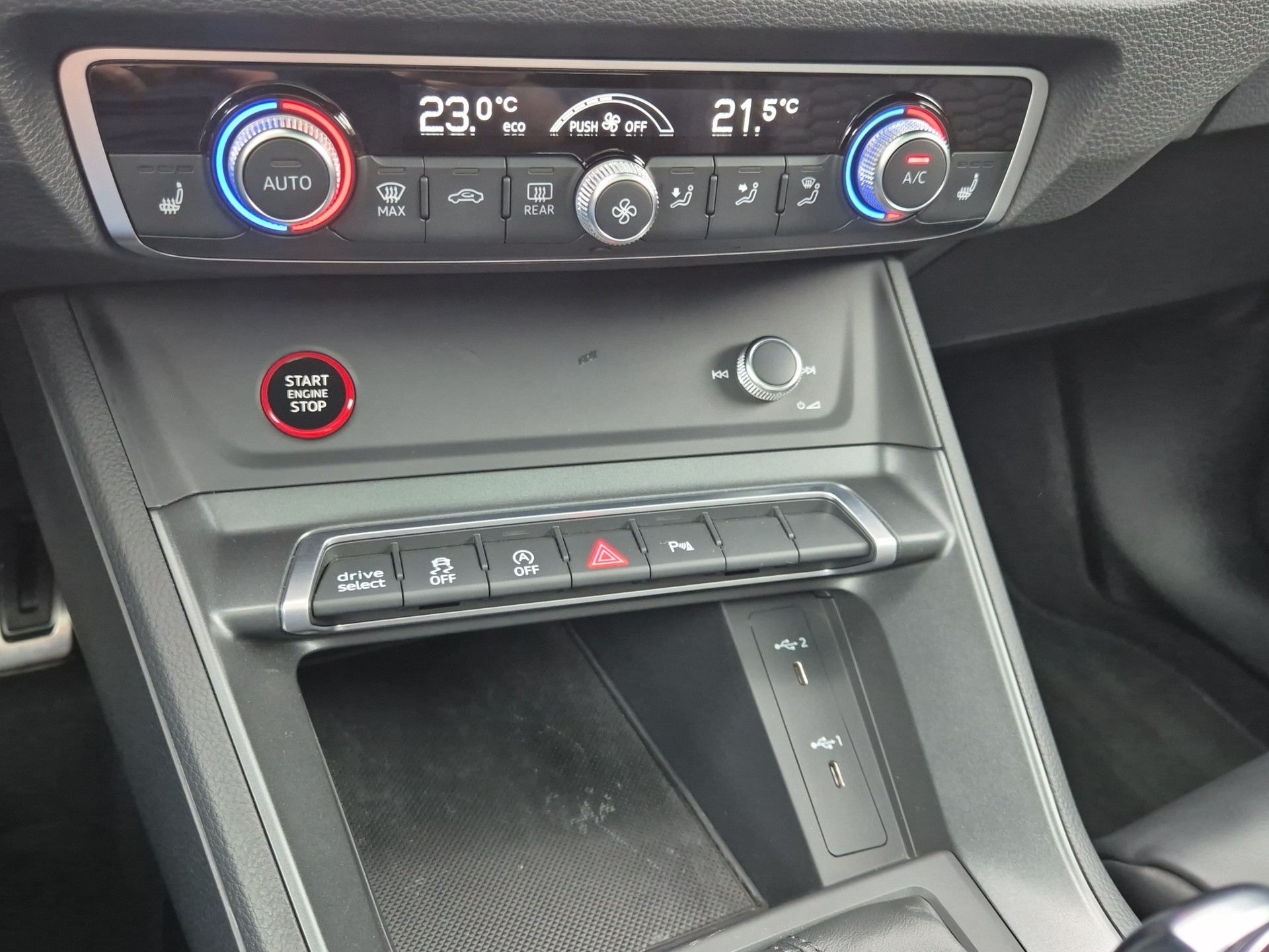 AUDI RS Q3 2.5 TFSI quattro S tronic-image-17