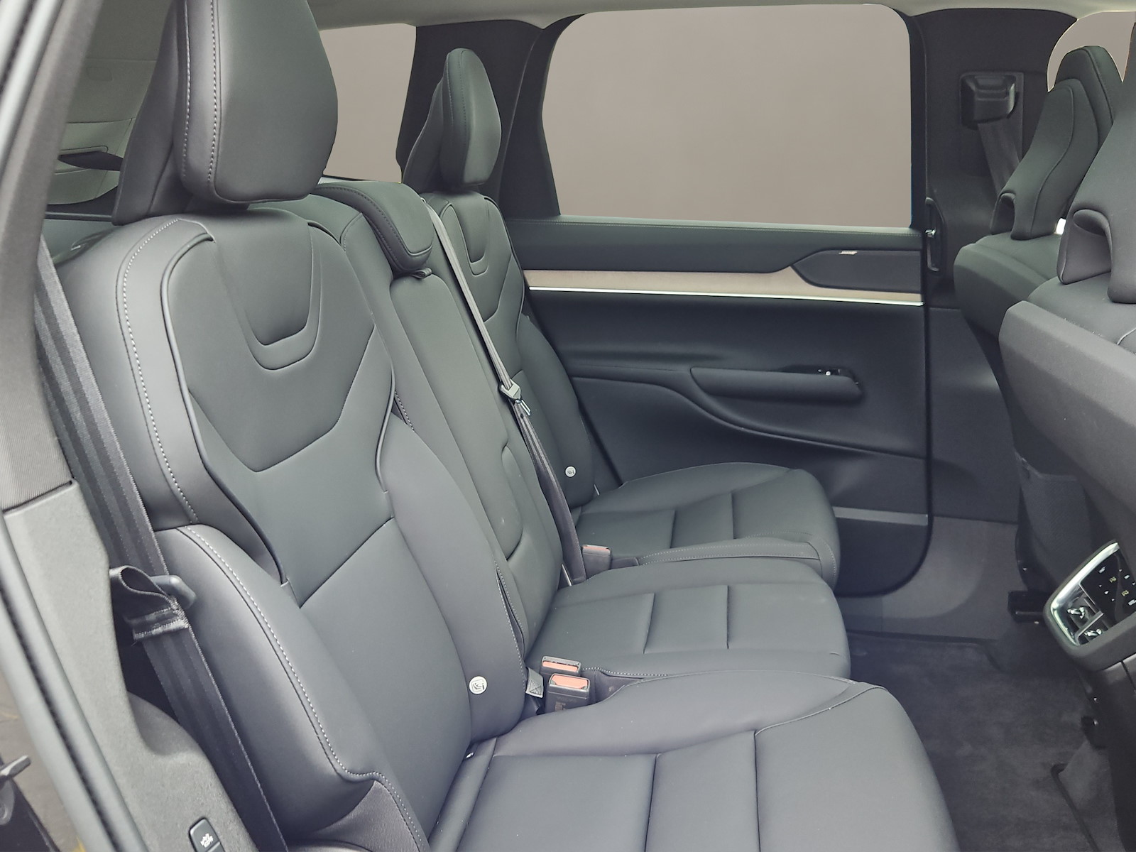 VOLVO EX90 Twin Plus AWD-image-11