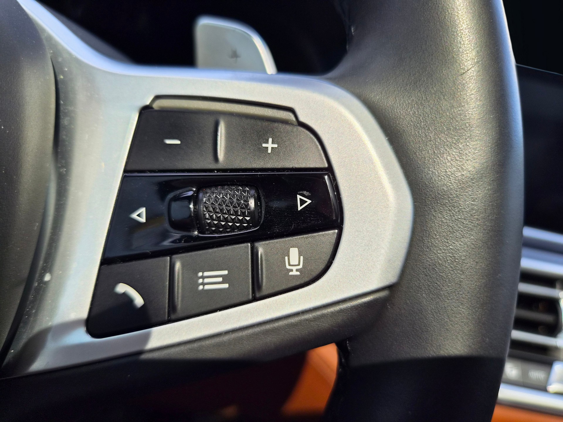 BMW X5 xDrive M50i Steptronic-image-22