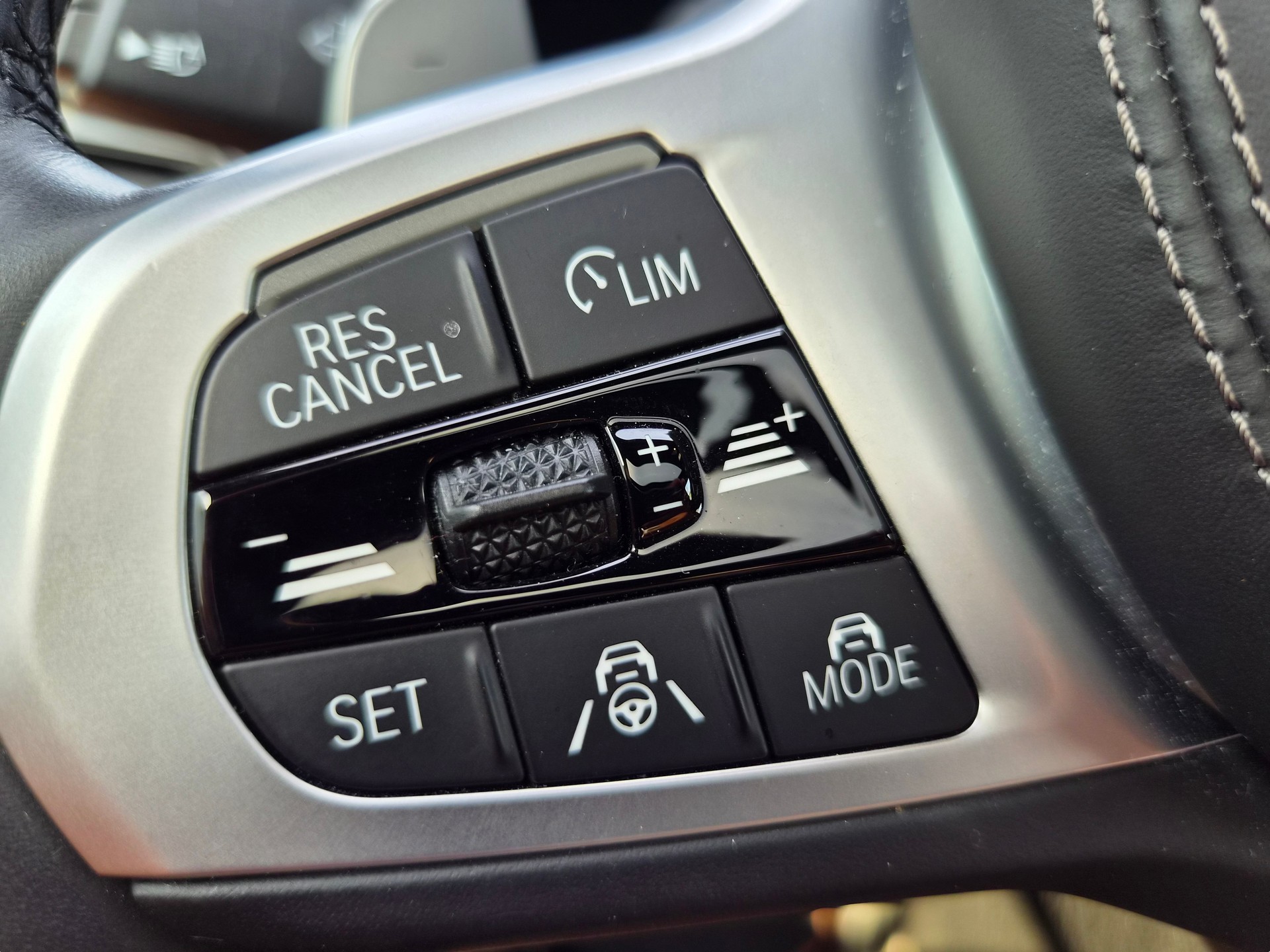 BMW X5 xDrive M50i Steptronic-image-21