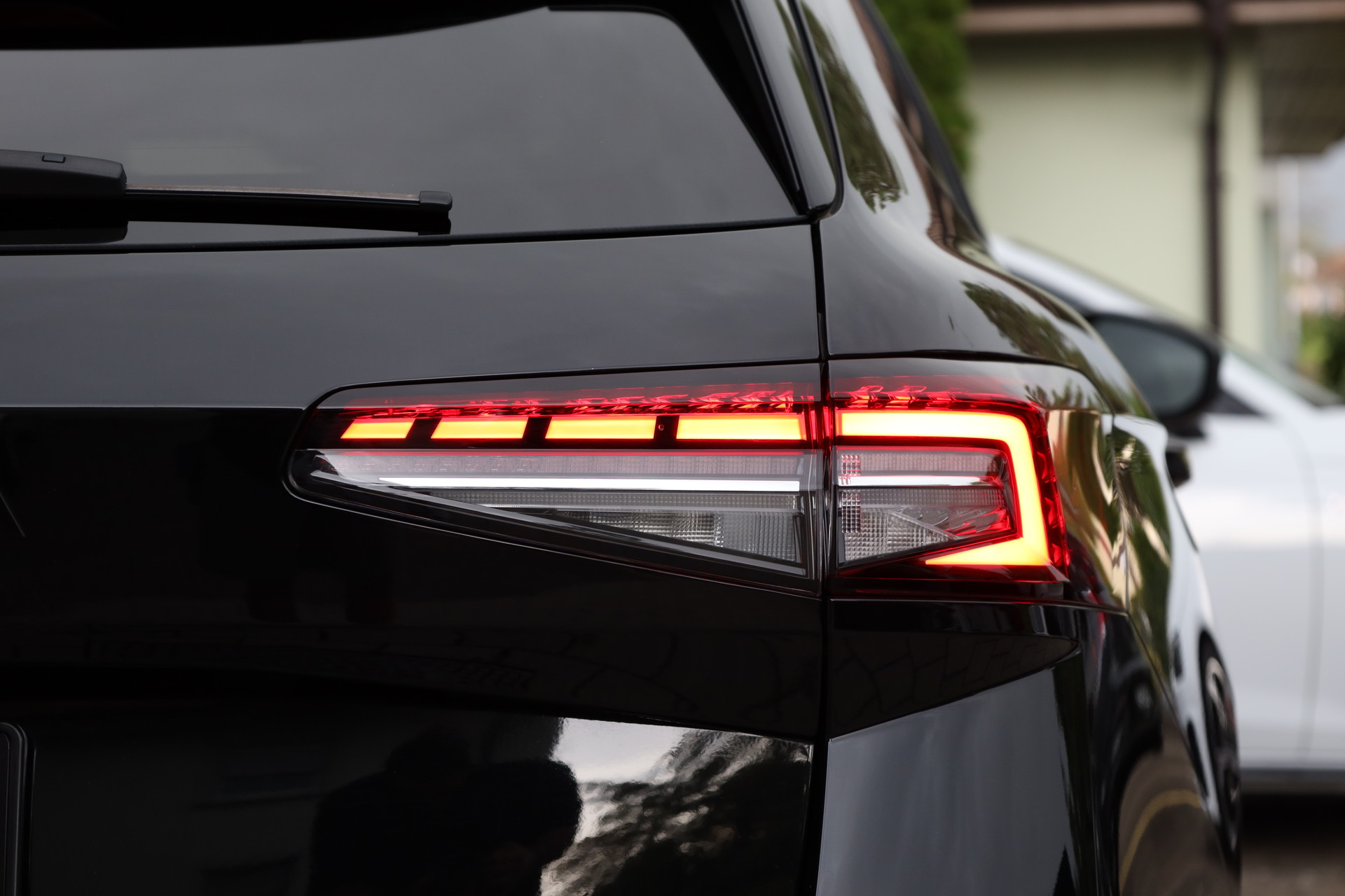SKODA Superb Combi 2.0 TDi Sportline 4x4 DSG-image-26