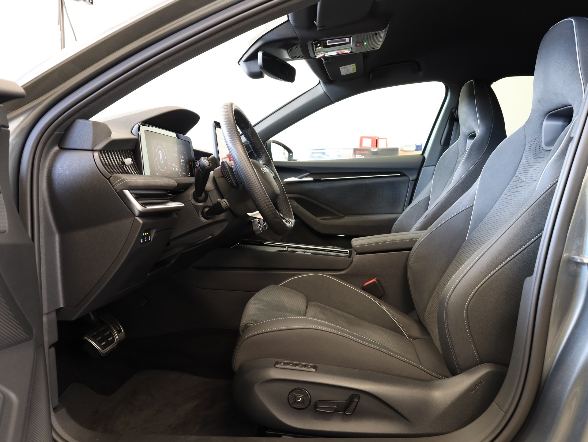 SKODA Superb Combi 2.0 TDi Sportline 4x4 DSG-image-9