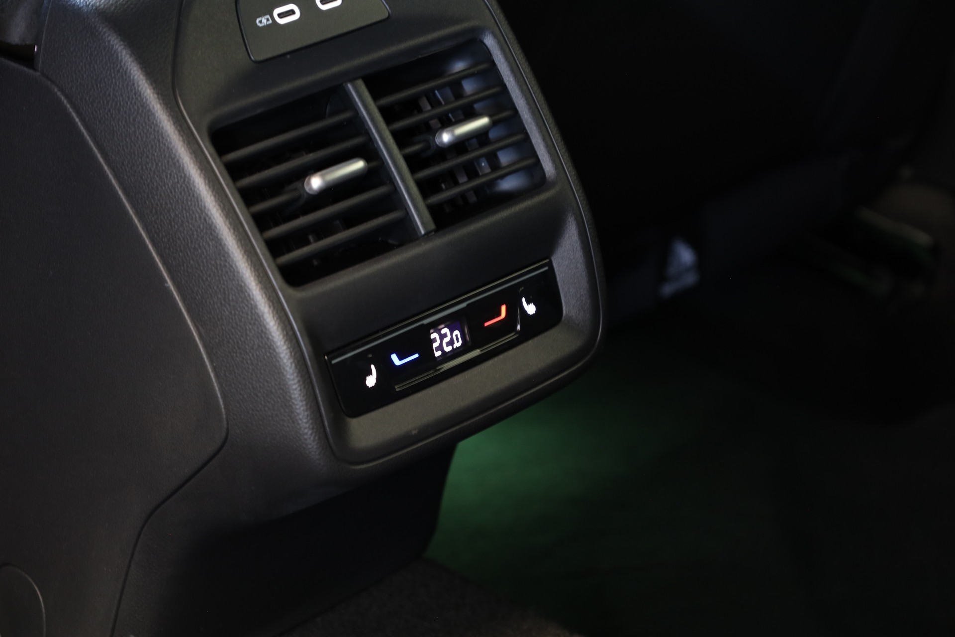 SKODA Superb Combi 2.0 TDi Sportline 4x4 DSG-image-16