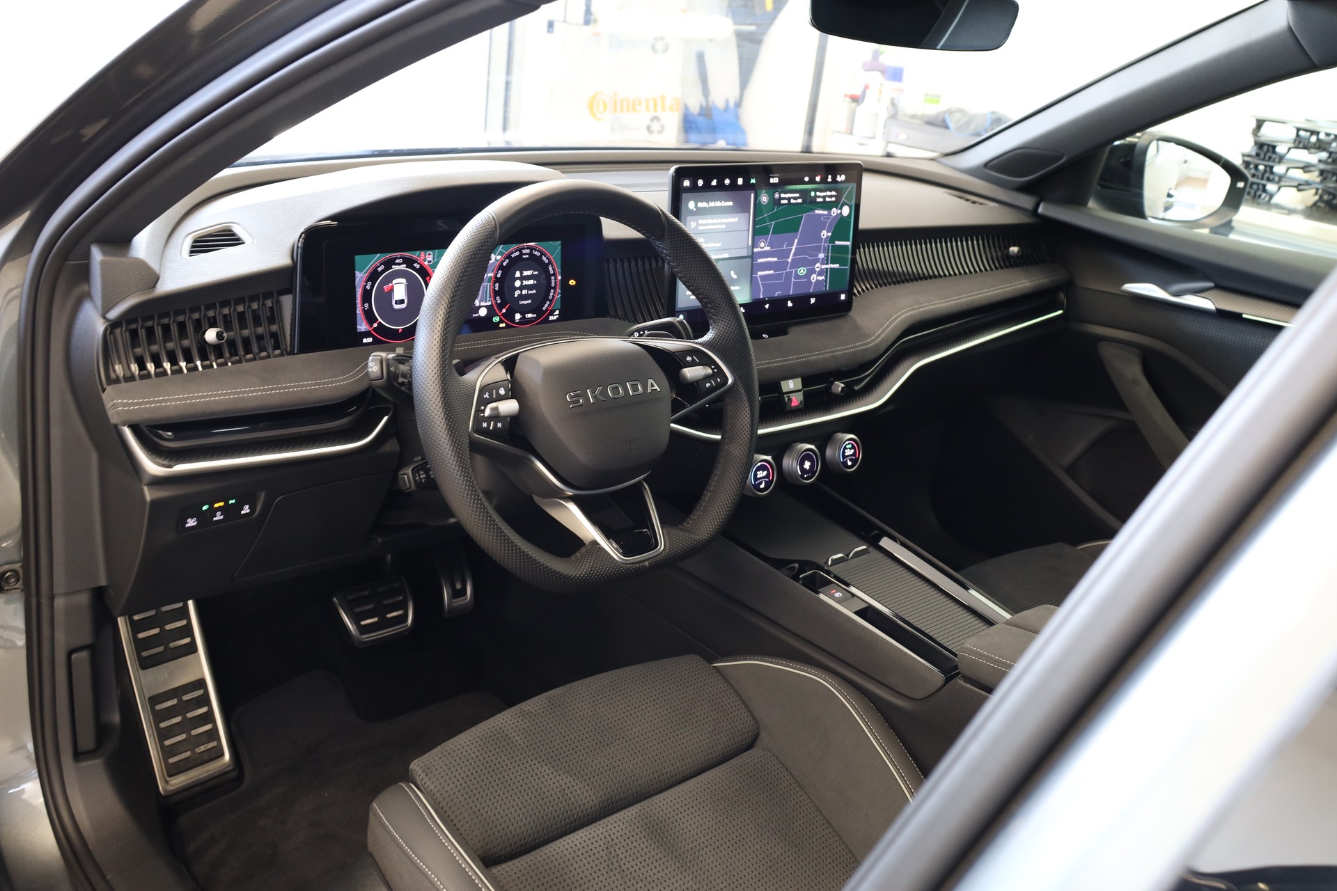 SKODA Superb Combi 2.0 TDi Sportline 4x4 DSG-image-8