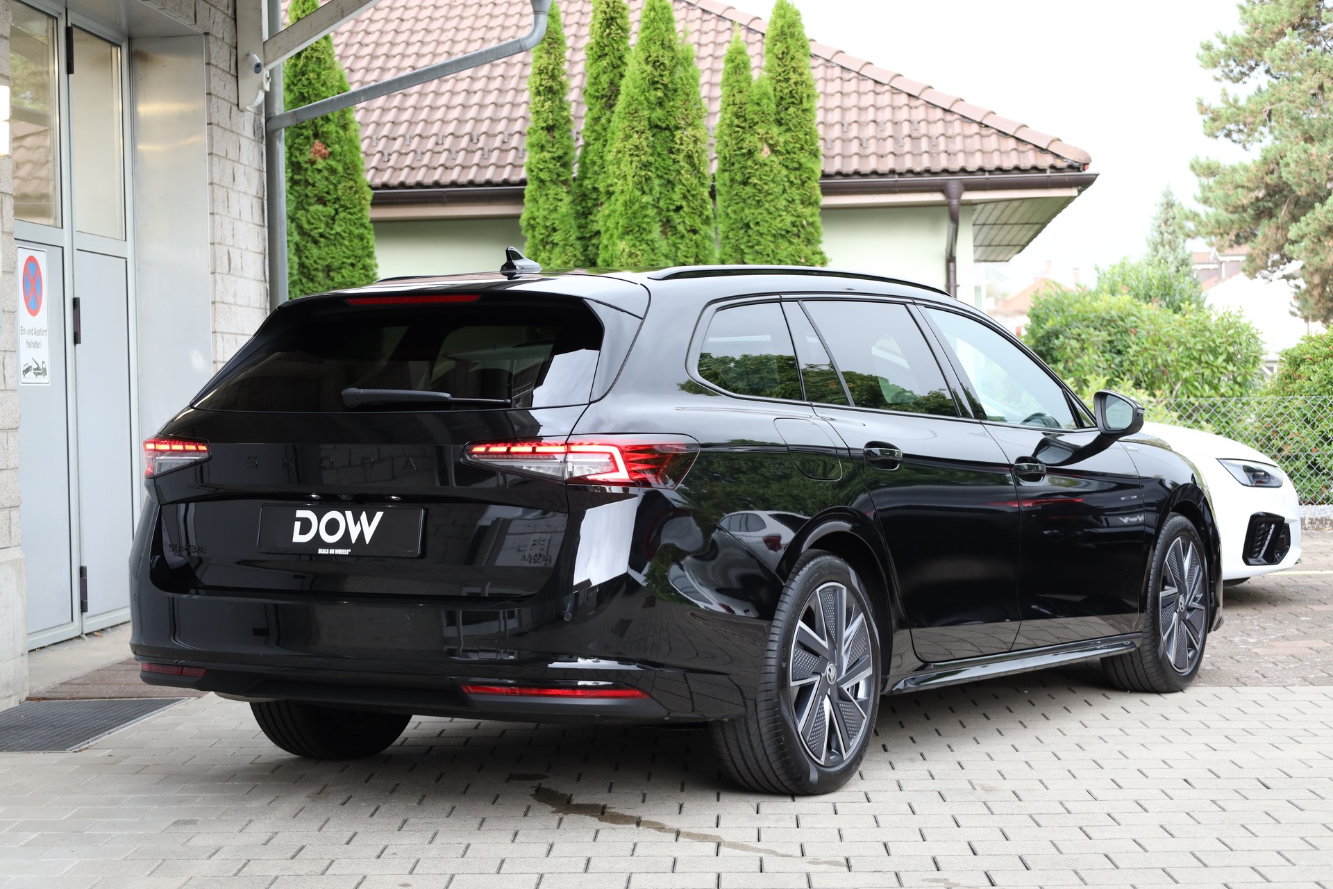 SKODA Superb Combi 2.0 TDi Sportline 4x4 DSG-image-4